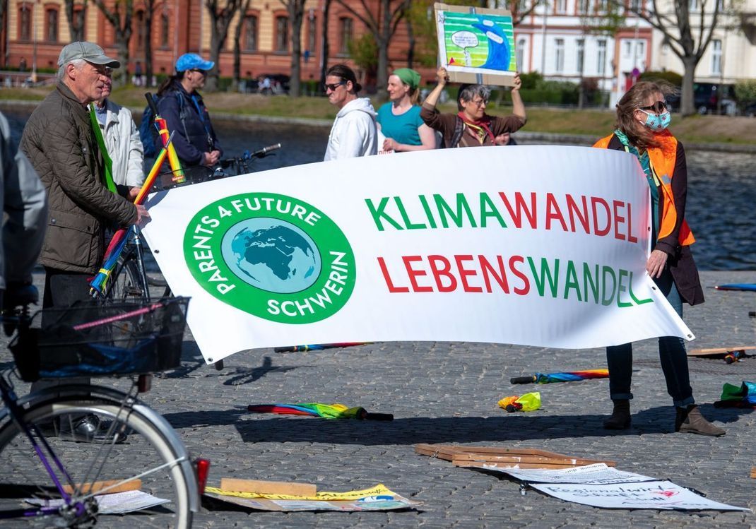 Die Botschaft der Klima-Aktivist:innen - wie hier in Schwerin im April 2020: Um den Klimawandel zu stoppen, brauchen wir einen Lebenswandel.