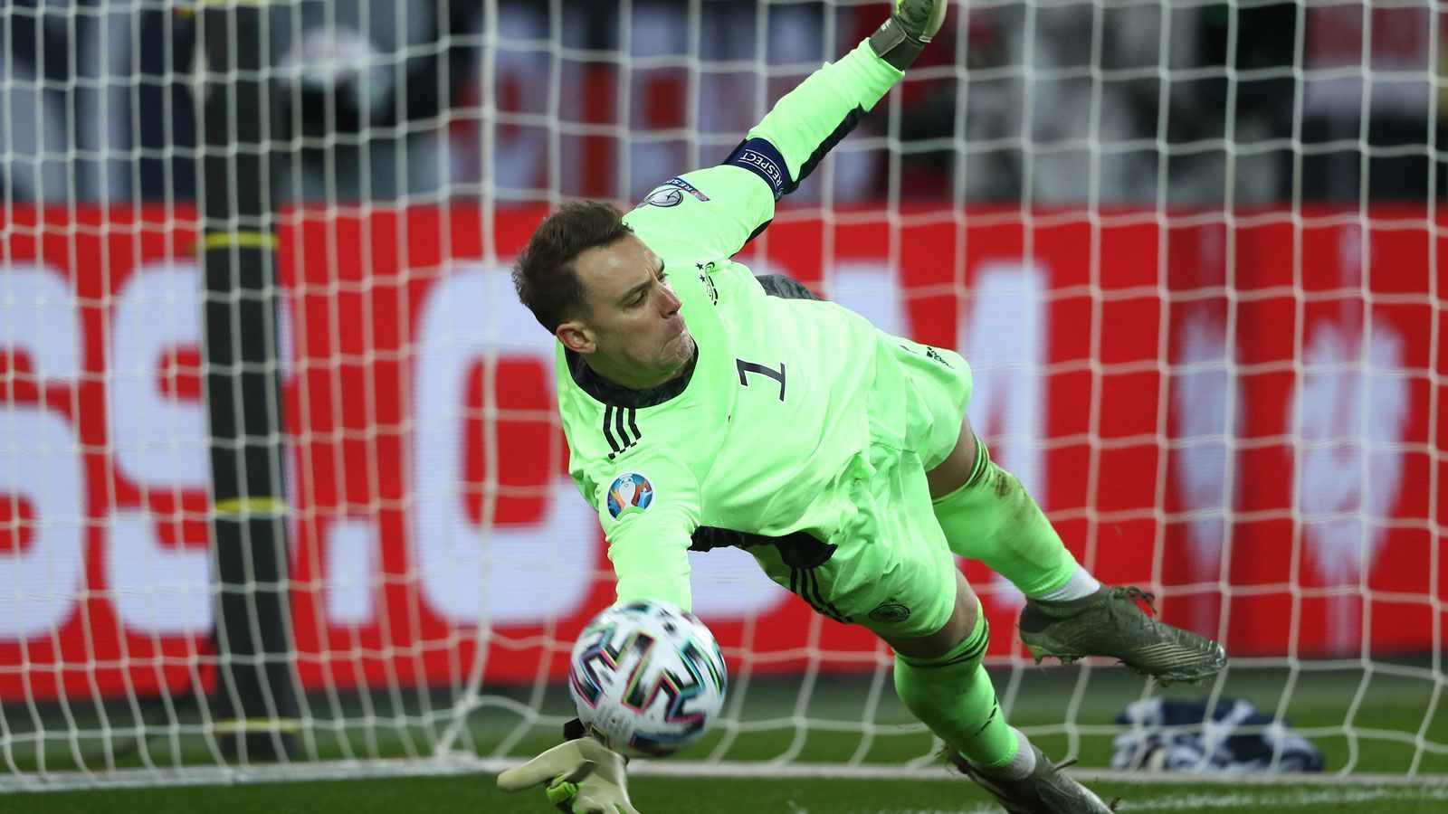 
                <strong>Tor: Manuel Neuer (FC Bayern München)</strong><br>
                Ohne Diskussion die klare Nummer 1 im deutschen Kasten. Auf der Linie mit seinen schnellen Reflexen eine Bank und mit seinem fußballerischen Können kann er schnelle Konter in Gang setzen. Gegen eine ukrainische Mannschaft, die wohl mit Mann und Maus verteidigen wird, könnte dies bei einem Vorstoß der Ukrainer ein Mittel zum Erfolg sein. Er wird sein 95. Länderspiel bestreiten und stellt damit den Torhüter-Rekord von Sepp Maier ein.
              