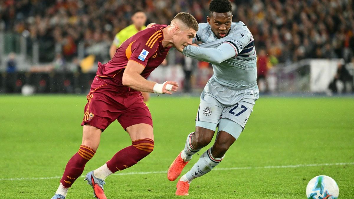 Zweikampf im Duell der Roma mit Udine