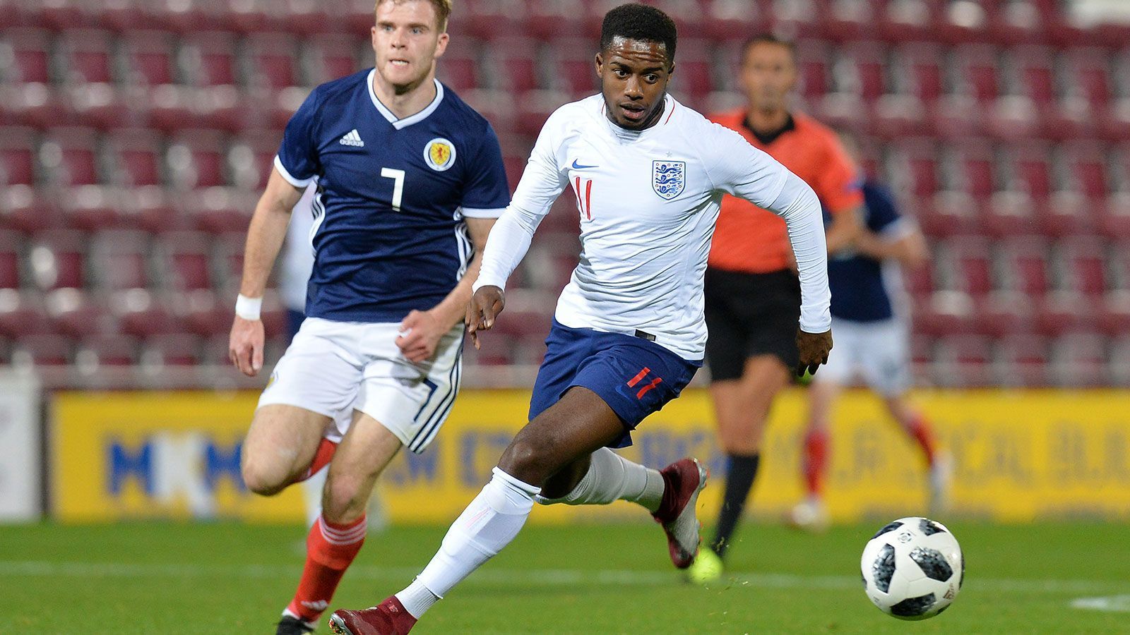 
                <strong>Ryan Sessegnon (FC Fulham)</strong><br>
                Starker linker Fuß, sehr polyvalenter Spieler. Kann auf der linken Seite sowohl offensiv als auch defensiv flexibel eingesetzt werden. In der U21 in den vergangenen vier Spielen nur einmal in der Startelf, kam gegen Polen gar nicht zum Einsatz. Beim FC Fulham ist der 18-Jährige trotz seines jungen Alters nicht erst seit dieser Saison eine tragende Figur (29 Spiele, 19 Startelf-Einsätze 2018/19). Bereits im Alter von 16 Jahren feierte er sein Profidebüt für die West-Londoner. Wird auch der Insel häufig mit dem jungen Gareth Bale verglichen. Immer wieder kommen Gerüchte über ein Interesse von Manchester United und weiteren englischen Größen auf. Ein Wechsel scheint nur eine Frage der Zeit zu sein.
              