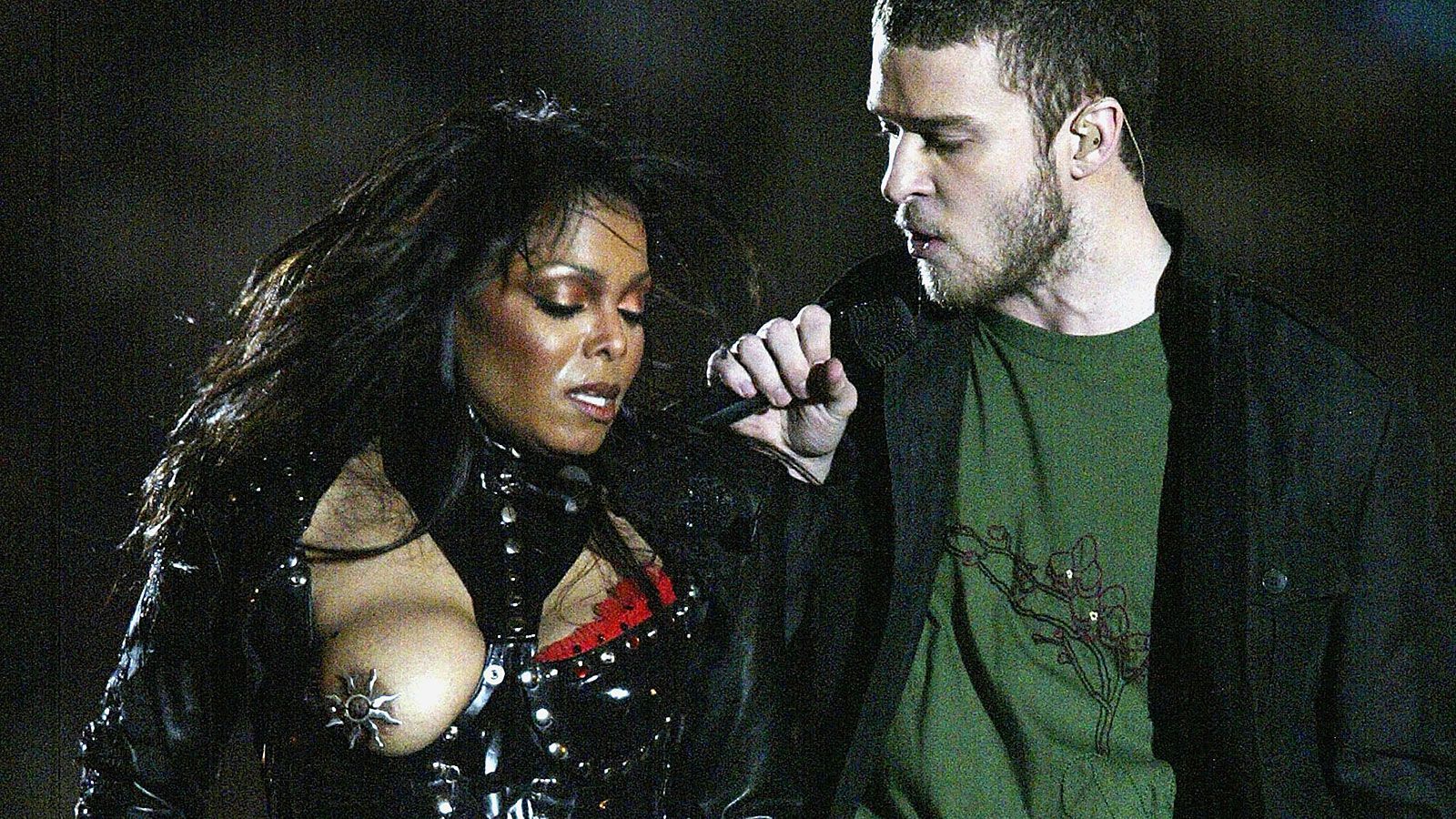 <strong>2004: Janet Jackson, Justin Timberlake</strong><br>
                Die Halbzeit-Show von 2004 ist als "Nipplegate" in die Geschichte eingegangen. Justin Timberlake entblößt Janet Jacksons rechte Brust und löst in den USA einen Skandal aus. Seitdem wird der&nbsp;Super Bowl im Fernsehen mit fünf Sekunden Verzögerung ausgestrahlt.
