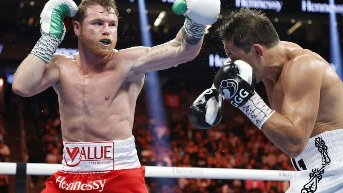 Saul "Canelo" Alvarez (l.) droht Lionel Messi