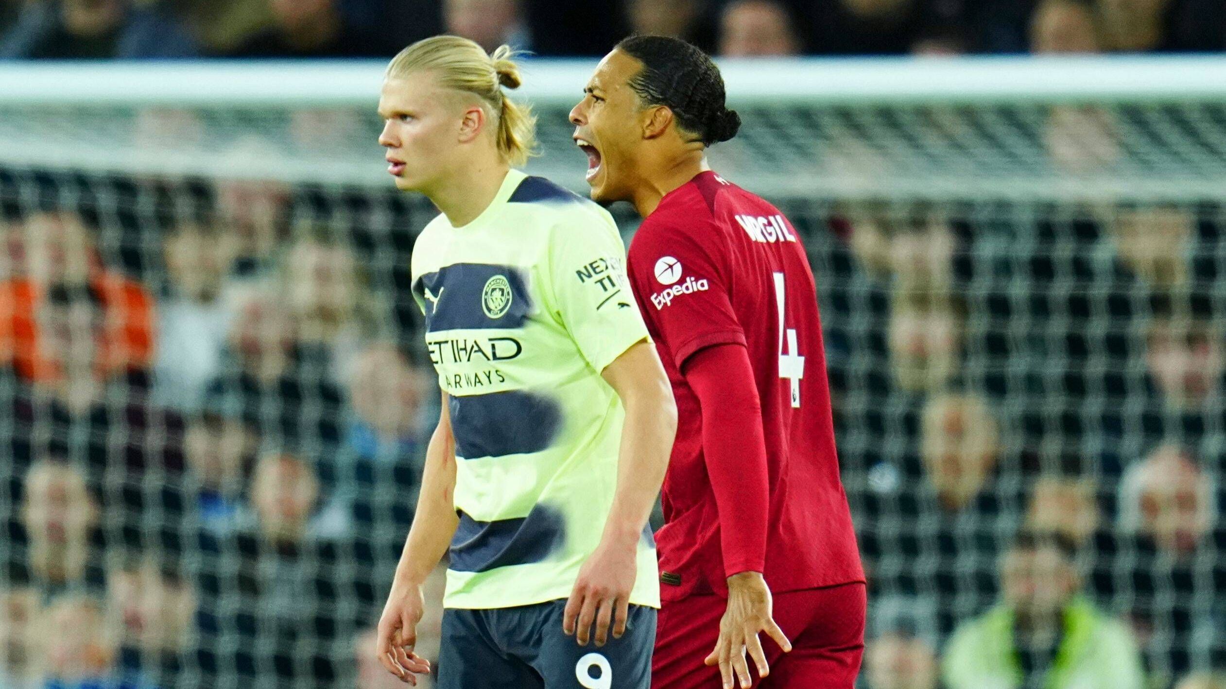 <strong>Offensive Tackles: Erling Haaland (Manchester City) &amp; Virgil van Dijk (FC Liverpool)<br></strong>Zwei Hünen für die Position des Offensive Tackles. Erling Haaland und Virgil van Dijk kombinieren Größe mit Physis und Athletik. Daher sind sie perfekt, um den Quarterback zu beschützen. Gleichzeitig können sie mit ihrem Tempo ins Laufspiel als Vorblocker eingebunden werden.