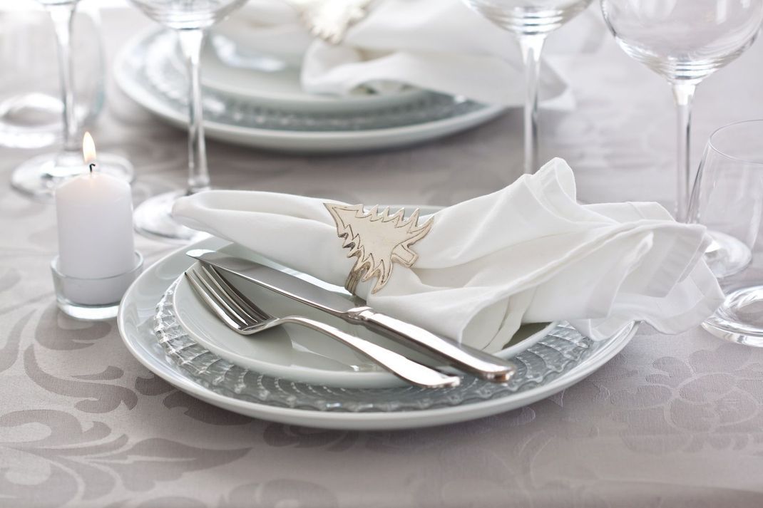 Silvester-Tischdeko in Weiß wirkt besonders festlich – passend zum Anlass.