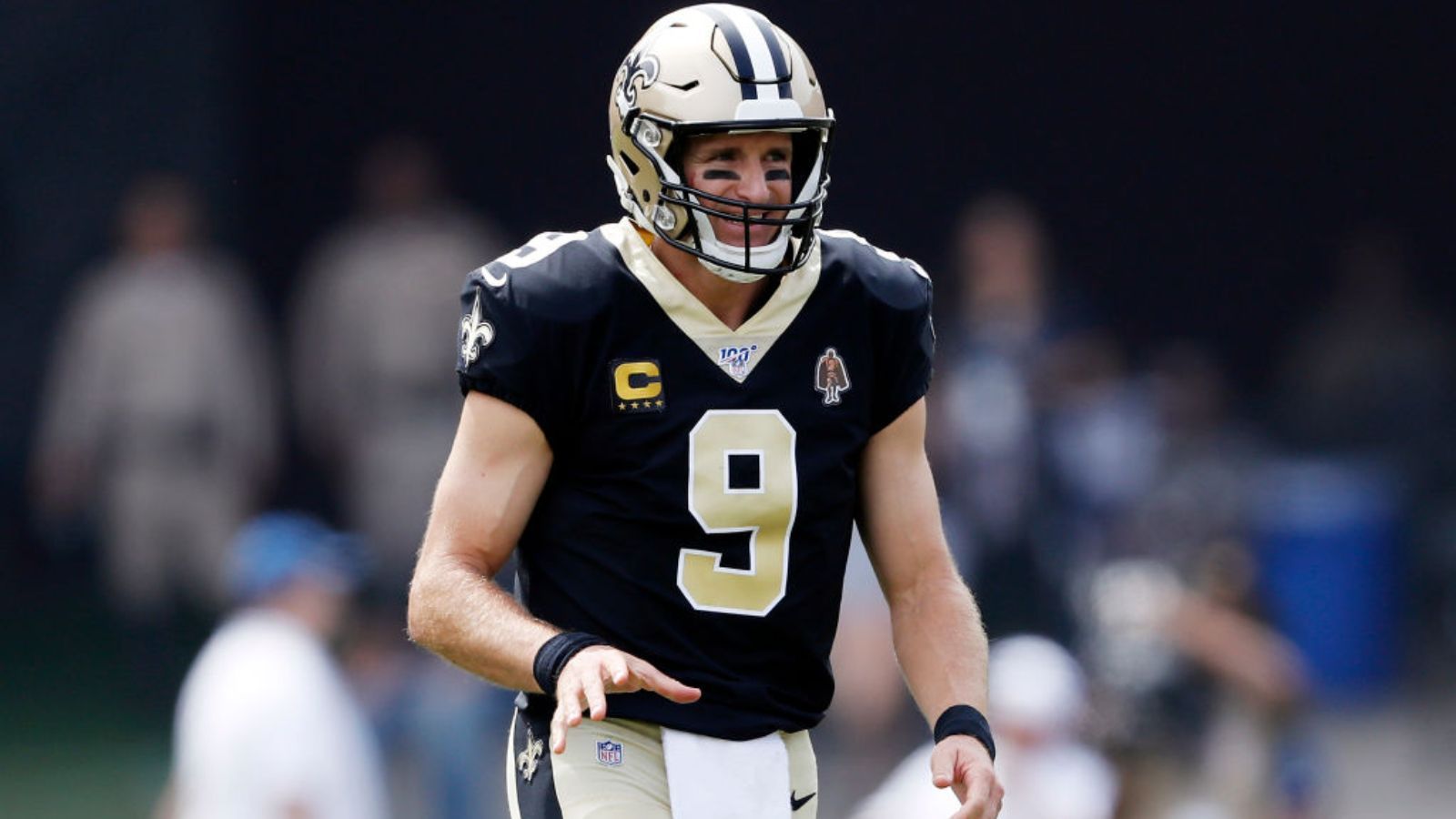 
                <strong>NFL-Rekord: Passing Yards</strong><br>
                Die größte Zahl der Karriere von Drew Brees: satte 80.358 Passing Yards sammelte Brees alleine in der Regular Season. Bis heute ist er der einzige Spieler der NFL-Historie, der diese Marke überhaupt erreicht hat. Zwar wird Tom Brady, der aktuell bei 79.204 Yards steht, diesen Rekord in der kommenden Saison mit hoher Wahrscheinlichkeit brechen, allerdings darf Brees diesen Rekord bis dahin noch einige Monate sein Eigen nennen.
              