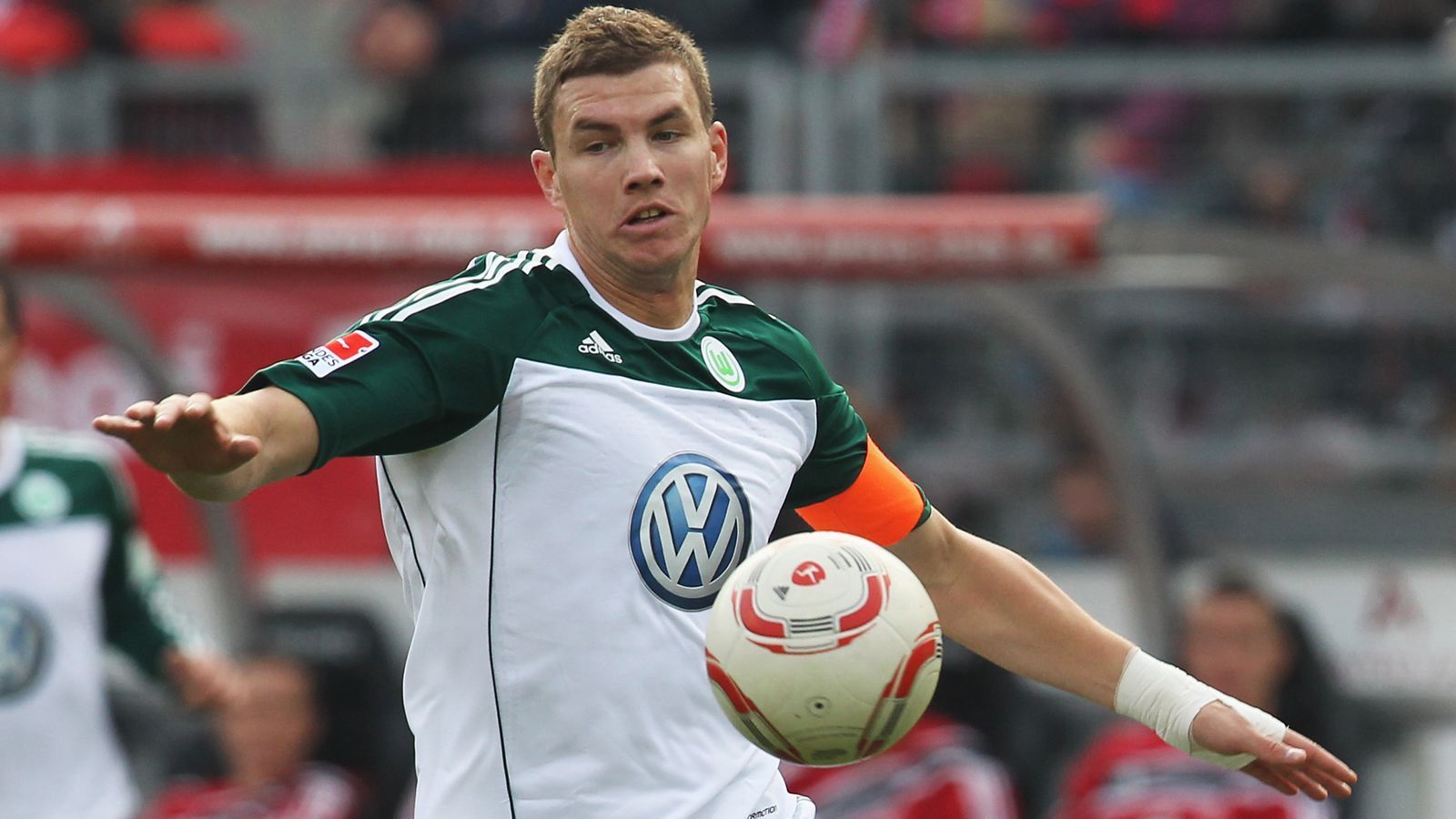 
                <strong>Angriff: Edin Dzeko</strong><br>
                Edin Dzeko bedeutet Gefahr: In vier Spielzeiten beim VfL netzte er in 142 Spielen 85-mal. Allein in der legendären Meistersaison 2008/09 gelangen dem Bosnier 26 Buden. Edin Dzeko bedeutet aber auch Geldsegen: 2007 vom FK Teplice für vier Millionen Euro geholt, brachte er den Wölfen bei seinem Verkauf an ManCity 2011 stattliche 37 Millionen ein. Der 34-Jährige war ein Gewinn für den VfL - in jeder Hinsicht.
              