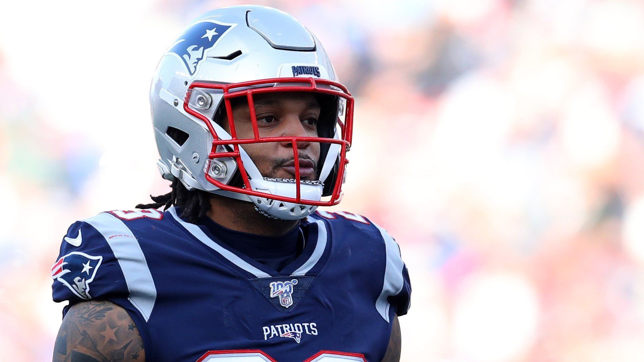 
                <strong>Patrick Chung (Safety) </strong><br>
                Schock für die New England Patriots! Safety Patrick Chung verkündete via "Instagram", dass er seine Football-Schuhe an den Nagel hängt und seine Karriere mit sofortiger Wirkung beendet. Der 33-Jährige spielte insgesamt elf Jahre in der NFL, wovon er zehn Jahre für die Patriots auflief. Mit diesen konnte er drei Mal den Super Bowl gewinnen und war ein wichtiger Teil der über Jahre hinweg so dominanten Defense. In der vergangenen Saison (die seine 12. gewesen wäre) setzte er aufgrund der Corona-Pandemie per "Opt Out"-Klausel aus. In insgesamt 176 Spielen in der NFL gelangen dem physischen Safety fast 900 Tackles und insgesamt elf Interceptions. "Ihr werdet immer meine Familie sein, aber es ist Zeit für ein neues Leben", schrieb er in einem offenen Brief an die Patriots-Fans.
              