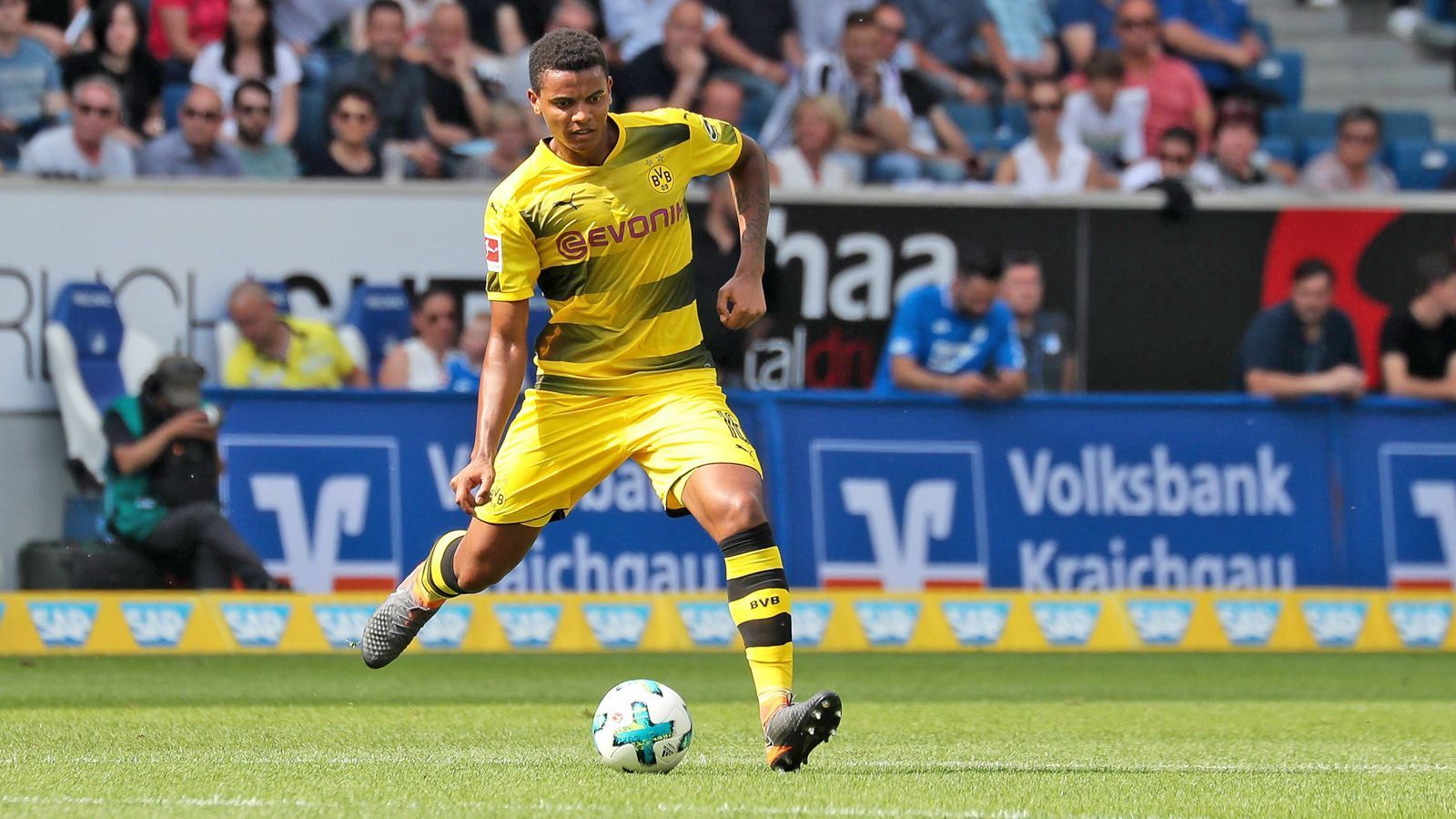 
                <strong>Innenverteidigung: Manuel Akanji</strong><br>
                Manuel Akanji hatte nach seinem Winterwechsel vom FC Basel ein halbes Jahr Zeit, um sich an das Niveau der Bundesliga zu gewöhnen. Der 22-Jährige zeigte bereits, warum der BVB knapp 21,5 Millionen Euro für den Innenverteidiger überwies. Favre wird die Spielintelligenz und Flexibilität des Schweizers zu schätzen wissen. Akanji dürfte gesetzt sein. Als Ersatz kann der Franzose Dan-Axel Zagadou einspringen.
              