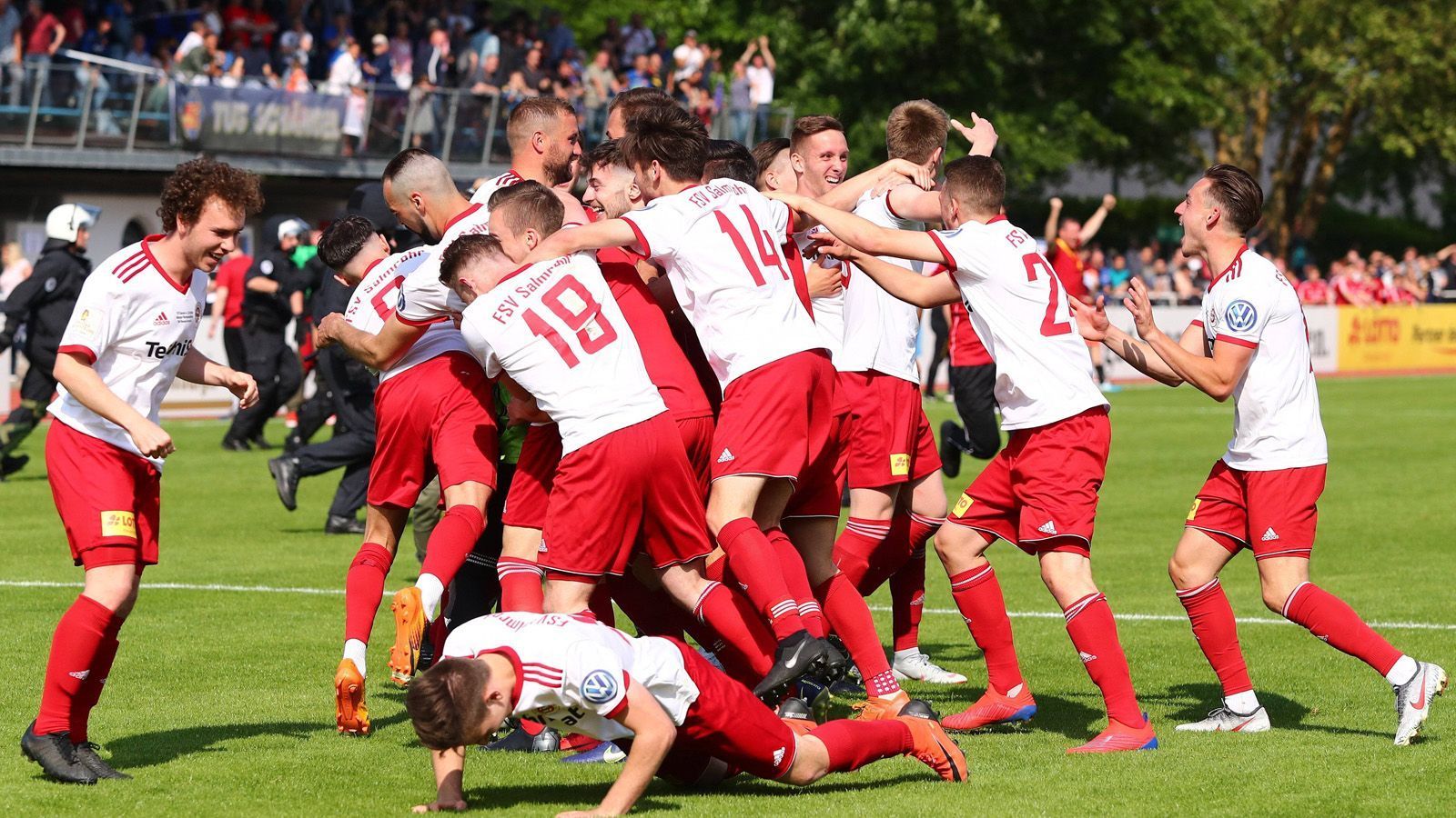 
                <strong>FSV Salmrohr (Oberliga Rheinpfalz-Saar)</strong><br>
                Durch einen Sieg im Elfmeterschießen des Rheinlandpokals gegen die TuS Koblenz konnte der FSV Salmrohr das Pokal-Ticket lösen. Im heimischen Salmtalstadion will der Fünftligist mit 2.400 Einwohnern Zweitligist Holstein Kiel ein Bein stellen.  
              