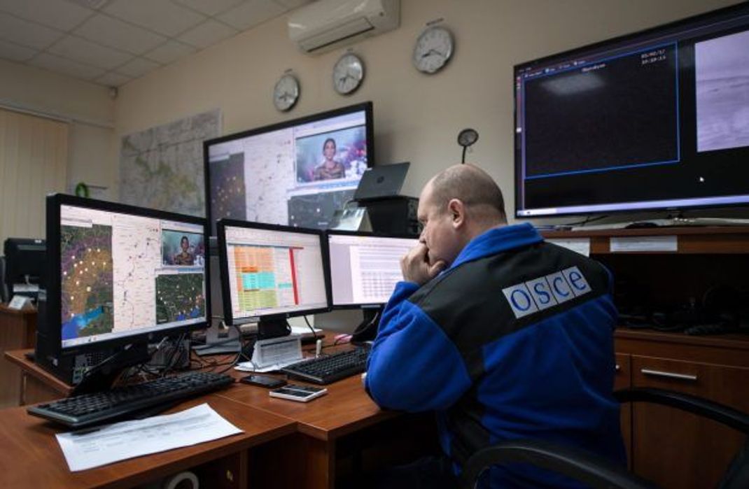 Ein OSZE-Mitarbeiter im "Operations Room" der Sonderbeobachter-Mission in der Ukraine. Auch Deutschland fördert die Arbeit dort, indem es Personal für Vor-Ort-Missionen zur Verfügung stellt.