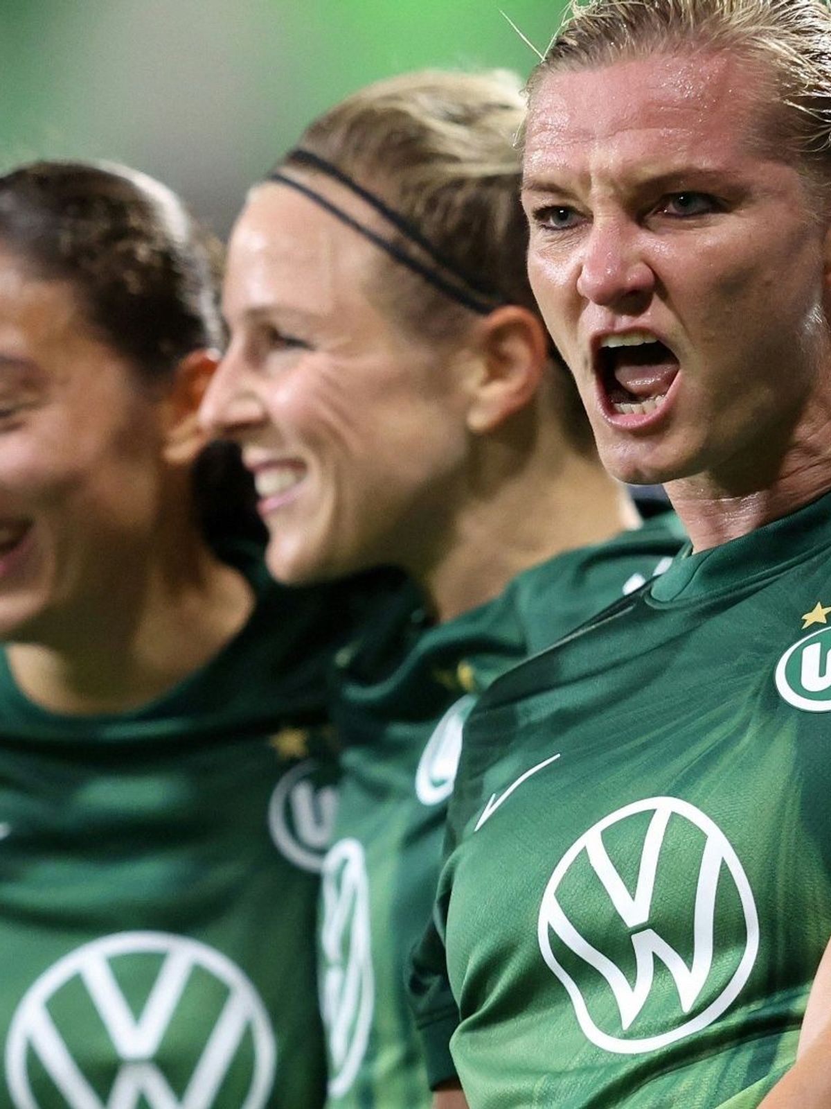Popp (r.) trifft gegen PSG für Wolfsburg