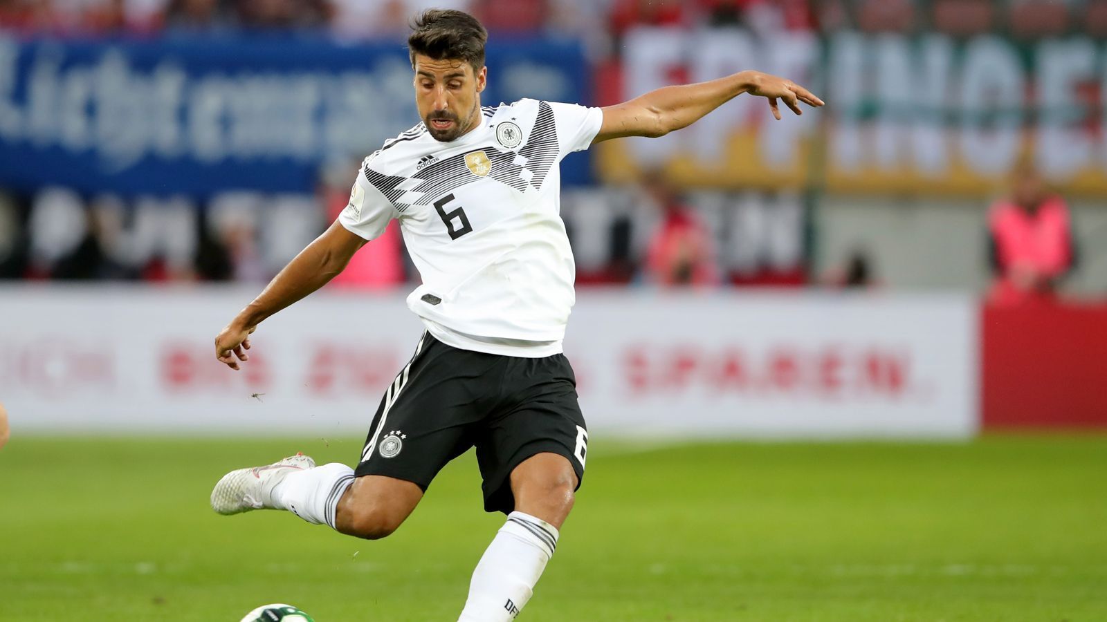 
                <strong>Sami Khedira</strong><br>
                Neben dem Strategen Kroos spielt bei uns der Arbeiter Khedira, als zuverlässiger Abräumer vor der Abwehr gegen sicherlich sehr bissige Mexikaner. Der 31-Jährige von Juventus Turin spielte eine überzeugende Saison in Italien und entdeckte angesichts von neun Pflichtspieltreffern  auch seine Torgefahr wieder. Kroos und Khedira zentral: Das hat schon in der Vergangenheit funktioniert - und das wird wieder funktionieren. Ilkay Gündogan muss sich trotz seiner unbestrittenen Qualitäten erstmal hinten anstellen.
              
