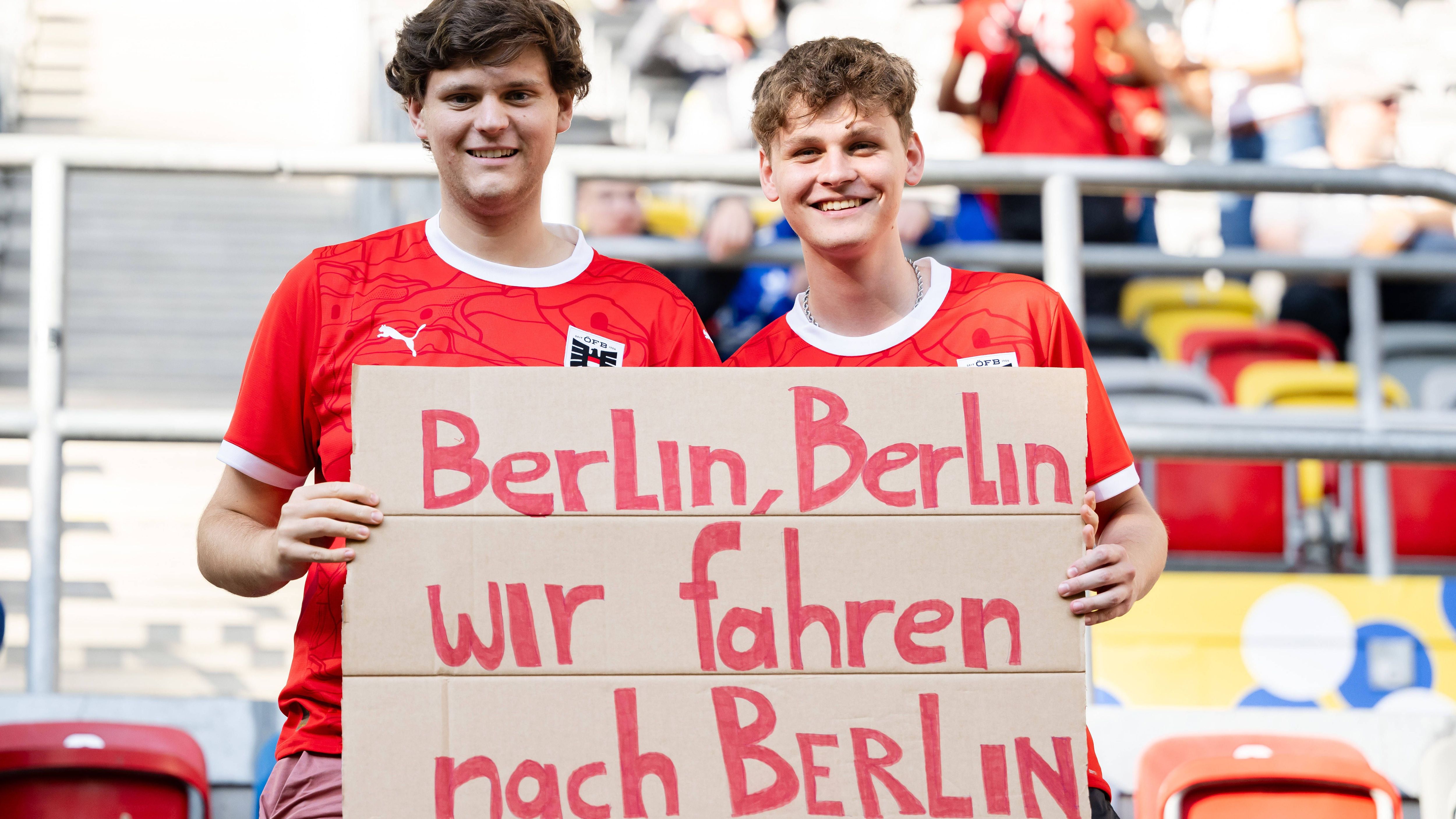 <strong>Österreich euphorisiert</strong><br>Bleibt noch ein Spiel am Abend: Österreich gegen Frankreich. Und im Duell der beiden Deutschland-Nachbarn könnte sich die nächste kleine Überraschung anbahnen. Zumindest die Fans der Österreicher sind bereits optimistisch, dass es weit gehen könnte.