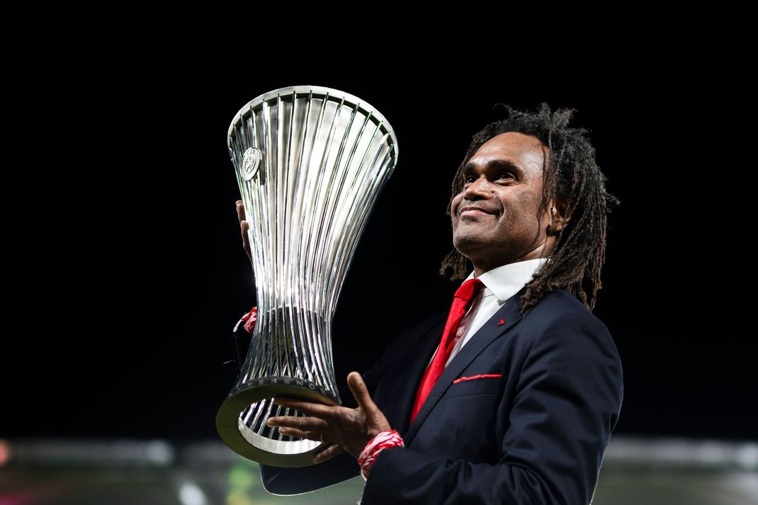 Christian Karembeu nach dem Gewinn mit dem Europa Conference League mit Olympiakos Piräus.