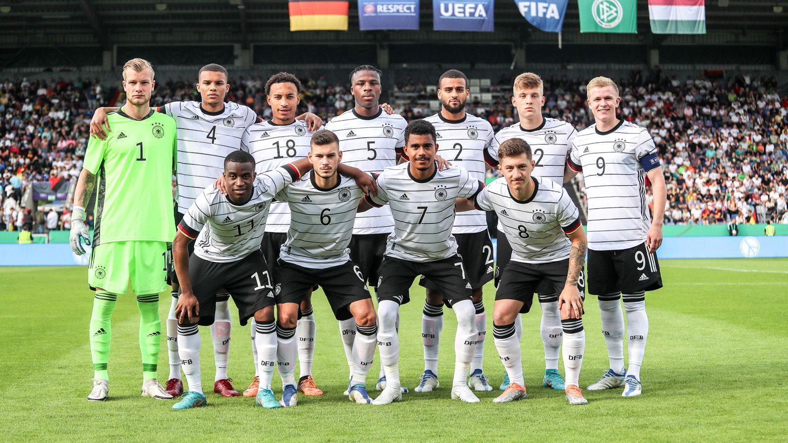 
                <strong>4:0 gegen Ungarn! Deutsche U21 löst U21-EM-Ticket - die Einzelkritik</strong><br>
                Es ist vollbracht! Die deutsche U21-Nationalmannschaft löst dank eines souveränen 4:0 gegen Ungarn das Ticket für die U21-EM 2023 in Rumänien und Georgien. ran hat die Leistung der DFB-Junioren im vorletzten U21-EM-Qualifikationsspiel gegen die Ungarn bewertet. Die Einzelkritik.
              