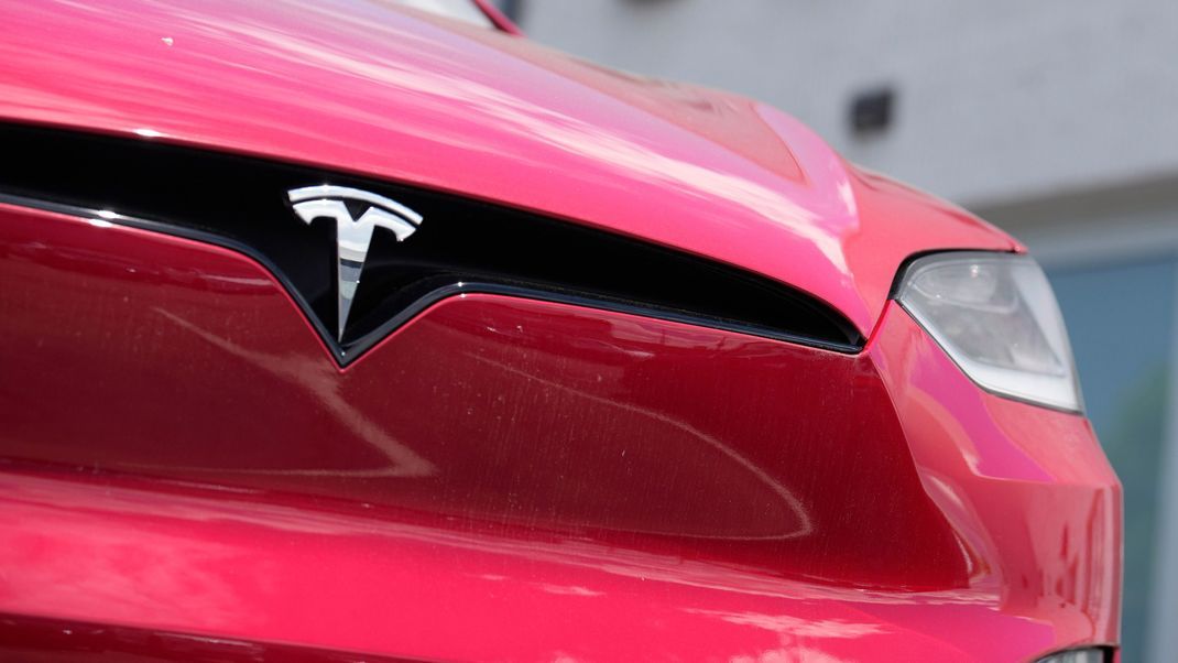 Erneute Probleme bei Tesla: Diesmal geht es um die Lenkung. Ein Rückruf könnte 280.000 Fahrzeuge betreffen.