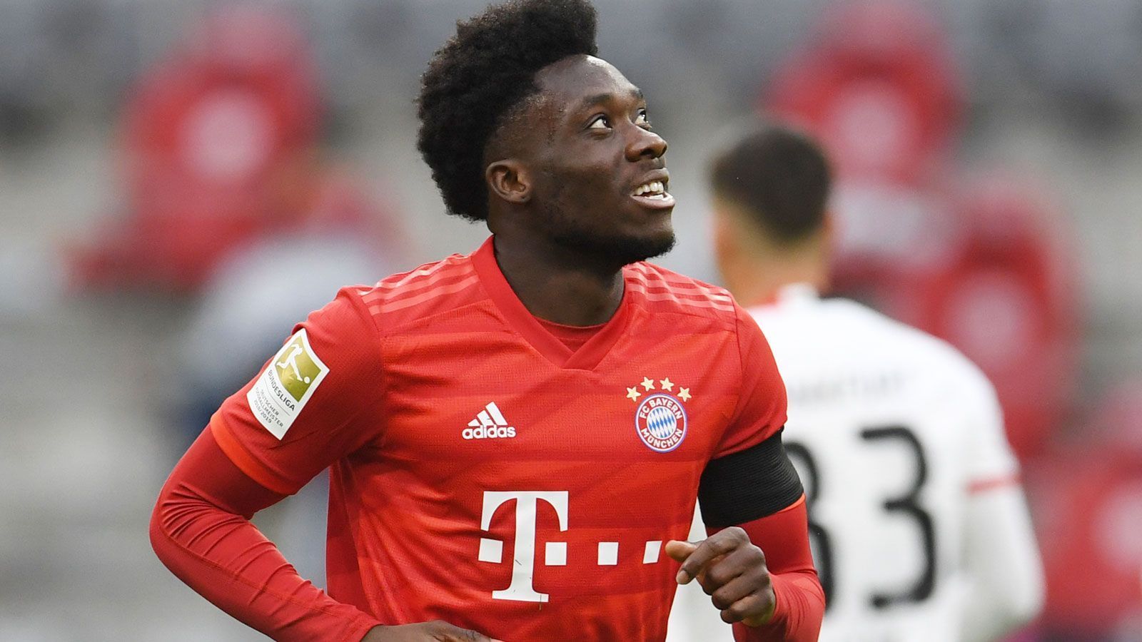 
                <strong>…und der Dauerrenner</strong><br>
                Wenn man von dieser außergewöhnlichen Spielzeit spricht, kommt man nicht daran vorbei, Senkrechtstarter Alphonso Davies zu erwähnen. Der "Roadrunner" besticht auf der linken Abwehrseite durch Tempo, Laufbereitschaft, Zweikampfstärke und Offensivdrang. Welchen Werdegang der 19-Jährige hingelegt hat, zeigt sich am ehesten an der Entwicklung seines Marktwertes. Denn dieser hat sich laut "transfermarkt.com" innerhalb eines Jahres auf 40 Millionen Euro vervierfacht.
              