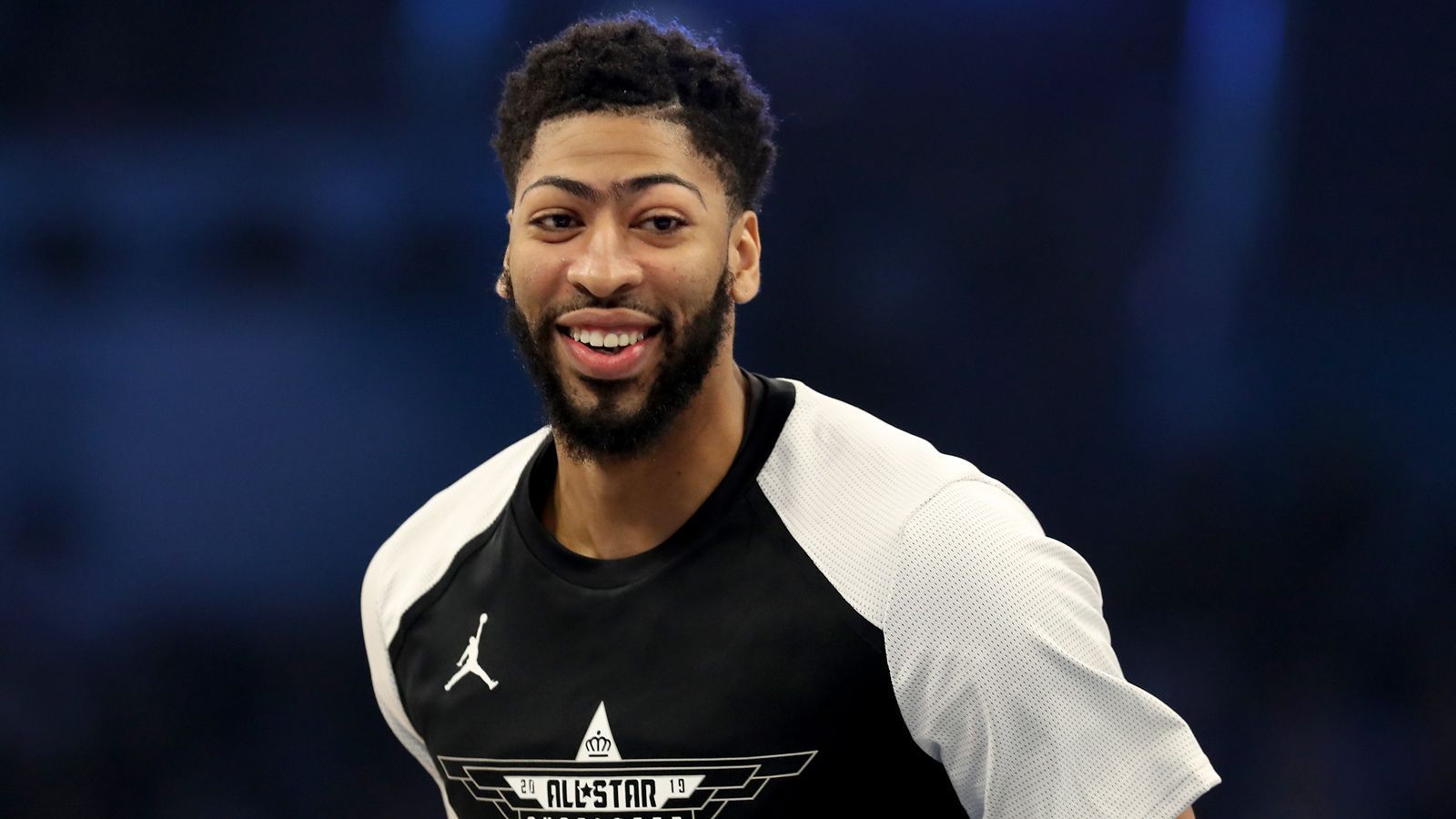 
                <strong>Anthony Davis</strong><br>
                Anthony Davis und LeBron James sind ab kommender Spielzeit nicht nur neue Teamkollegen, sondern auch Kollegen am Film-Set von Space Jam 2. Davis, der 2012 von den New Orleans Pelicans an erster Stelle im Draft ausgewählt wurde, wird mit James zukünftig das neue starke Duo bei den Los Angeles Lakers bilden. "AD ist auf dem Weg!! Lass es uns durchziehen, Bruder! Das ist nur der Anfang", schrieb James bei Instagram.
              