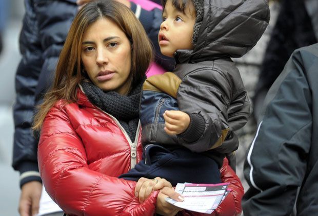 
                <strong>Jocelina</strong><br>
                Jocelina fiebert auf der Tribüne mit ihrem Mann und Bayern-Verteidiger Dante mit
              