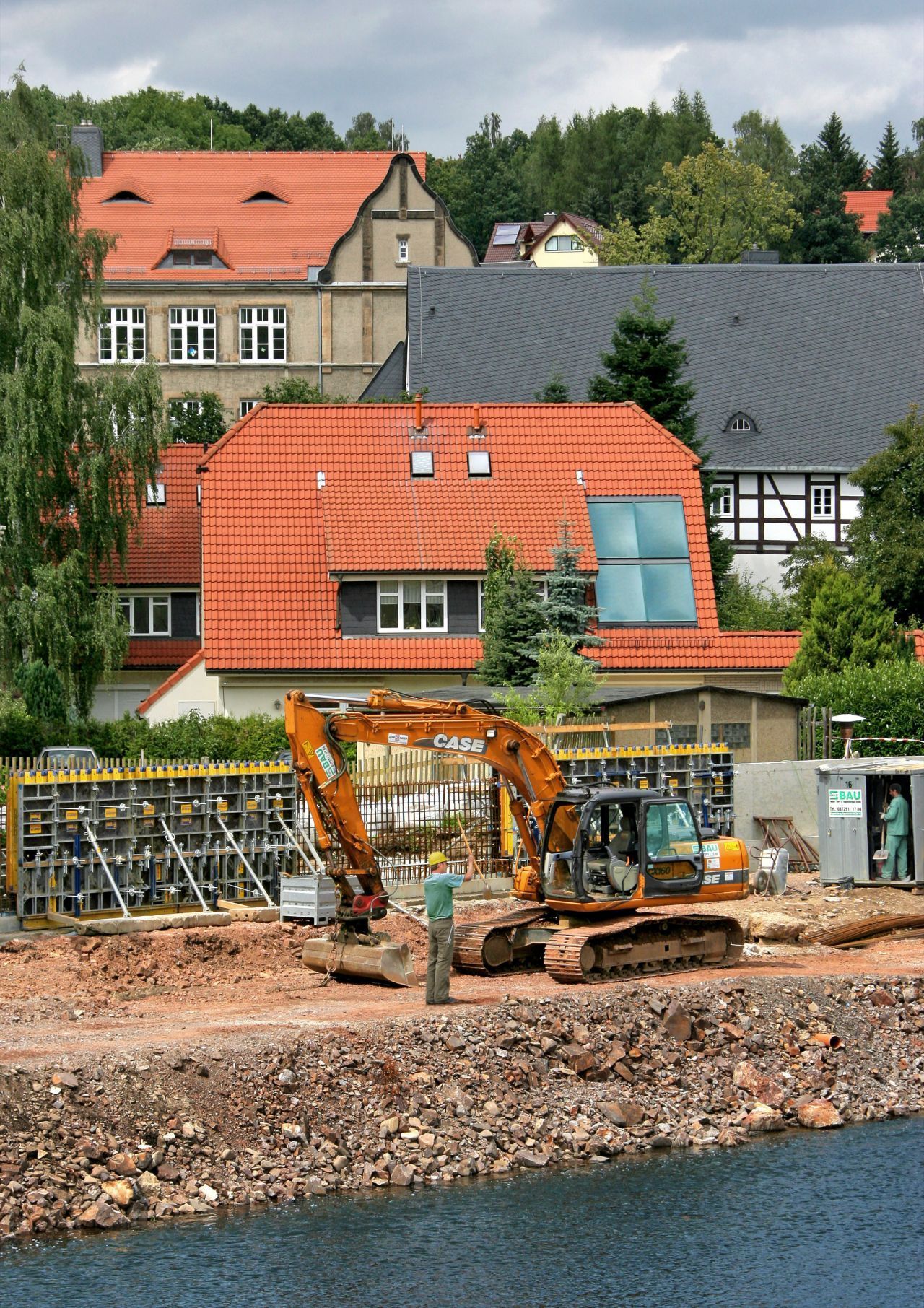 In Flöha/Sachsen wurden Schutzmauern sowie Bohrpfahlstützwände gebaut. Außerdem wurden Dämme und Deiche installiert und eine 29 Hektar große Überschwemmungsfläche errichtet.