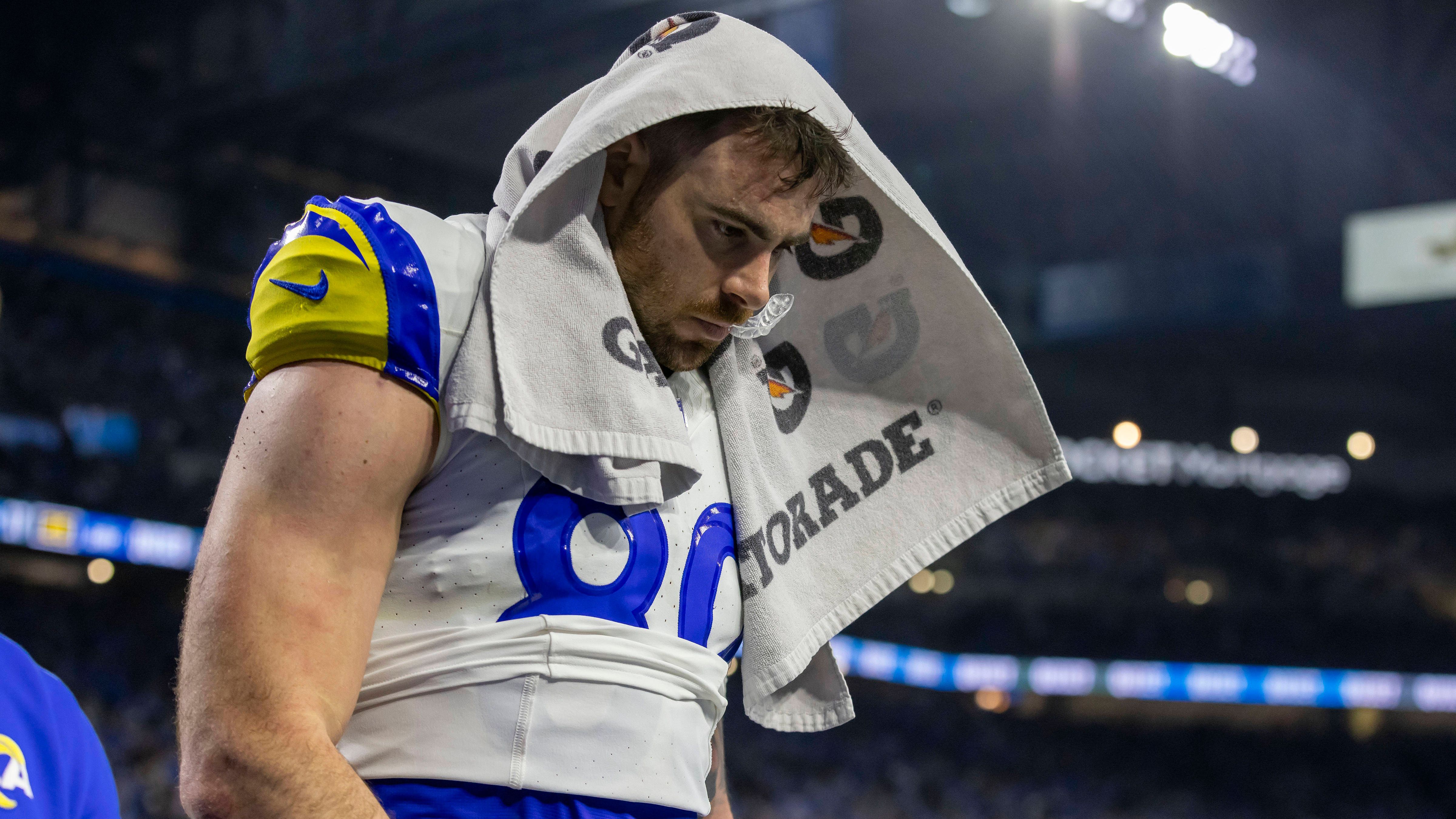 <strong>Tyler Higbee: Knie</strong><br>In der Wild Card Round wurde Tyler Higbee böse getackelt und riss sich dabei das vordere Kreuzband sowie das Innenband. Den Saisonstart verpasst der Tight End der Los Angeles Rams definitiv. Ob es überhaupt für einen Einsatz noch in diesem Jahr reicht, konnte auch Head Coach Sean McVay nicht beantworten: "Ich weiß nicht, wann er zurück sein wird."