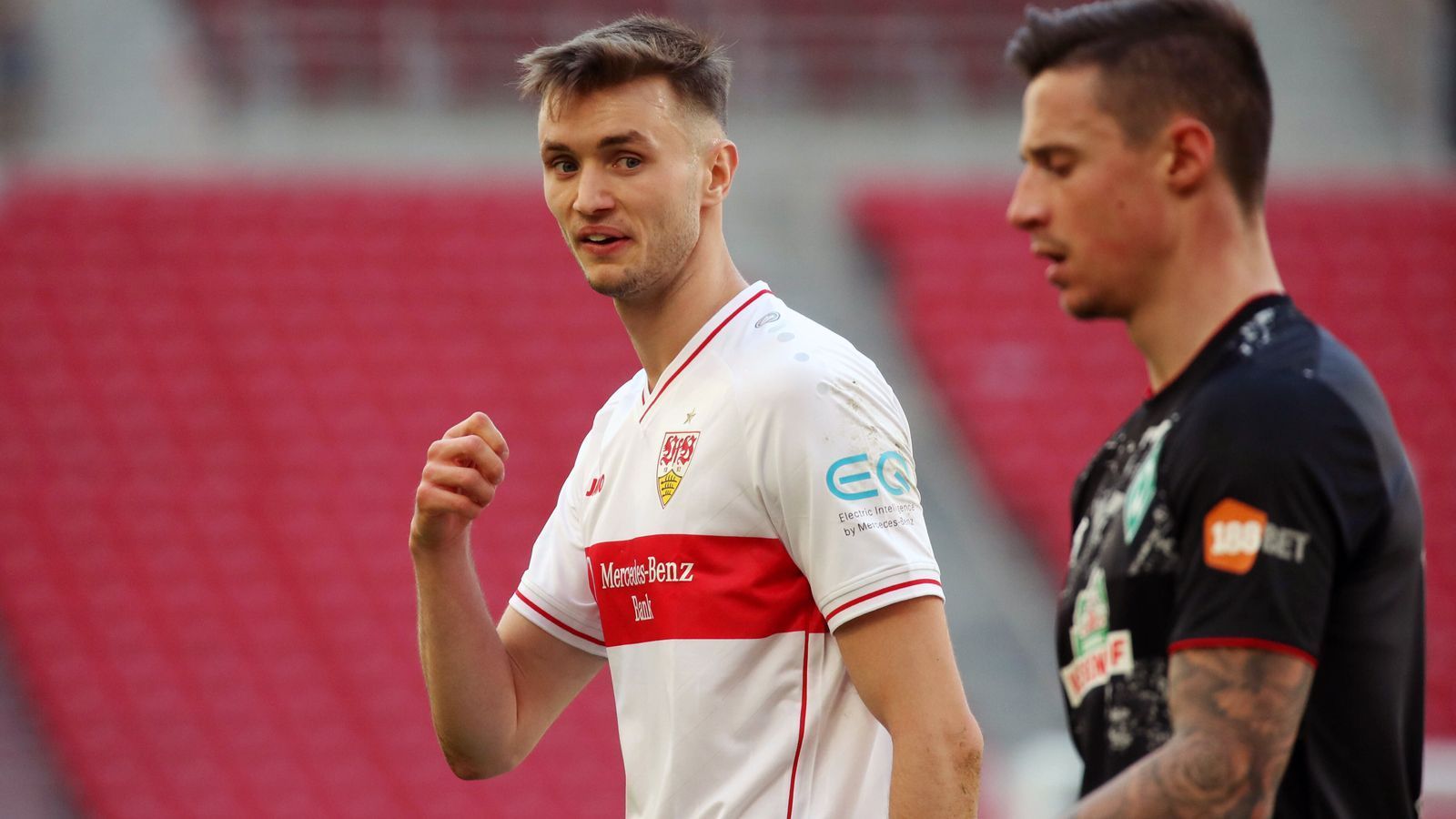 
                <strong>Status quo: VfB Stuttgart gegen Werder Bremen</strong><br>
                Nach 32 Spieltagen würde das Relegations-Duell zwischen dem VfB Stuttgart und Werder Bremen ausgetragen werden. Zuletzt trafen die beiden Teams in der Saison 2020/21 aufeinander, damals konnte der VfB beide Partien gegen den späteren Absteiger für sich entscheiden. Ohnehin ist die Bilanz der fünf vergangenen Pflichtspiele zwischen dem VfB und Bremen sehr eindeutig: Vier Mal gewannen die Stuttgarter, zudem gab es ein Remis. Doch all das zählt in der Relegation natürlich nicht.
              