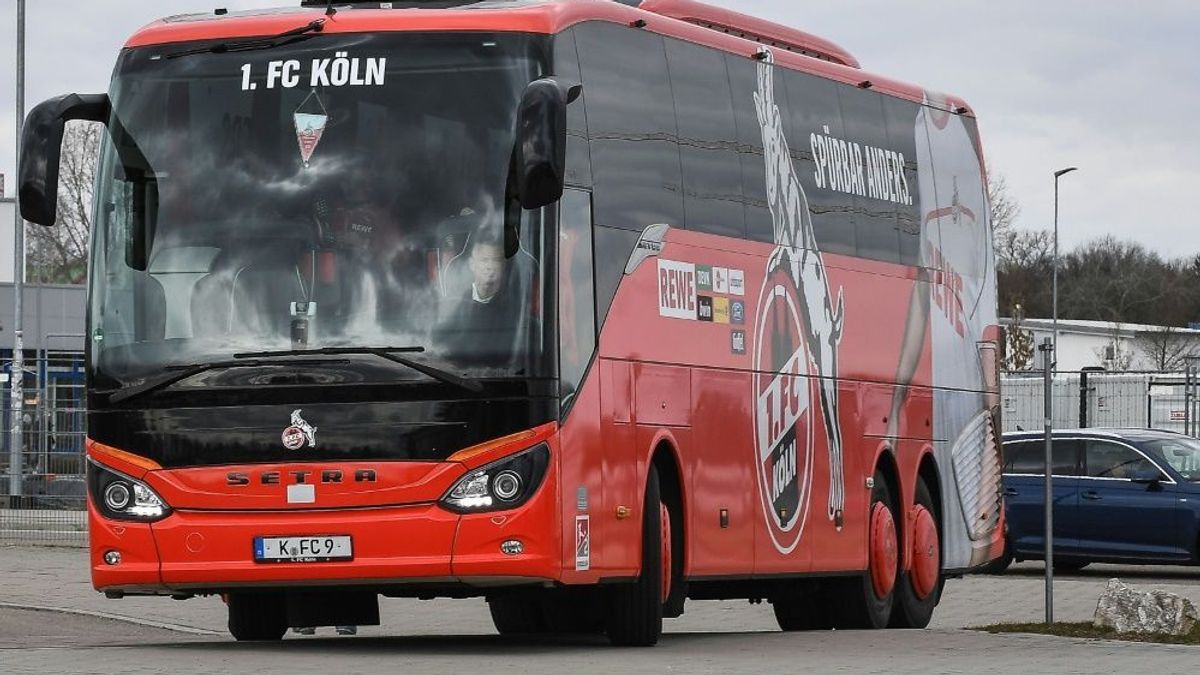 Mannschaftsbus des 1. FC Kölns mit Schmähungen besprüht