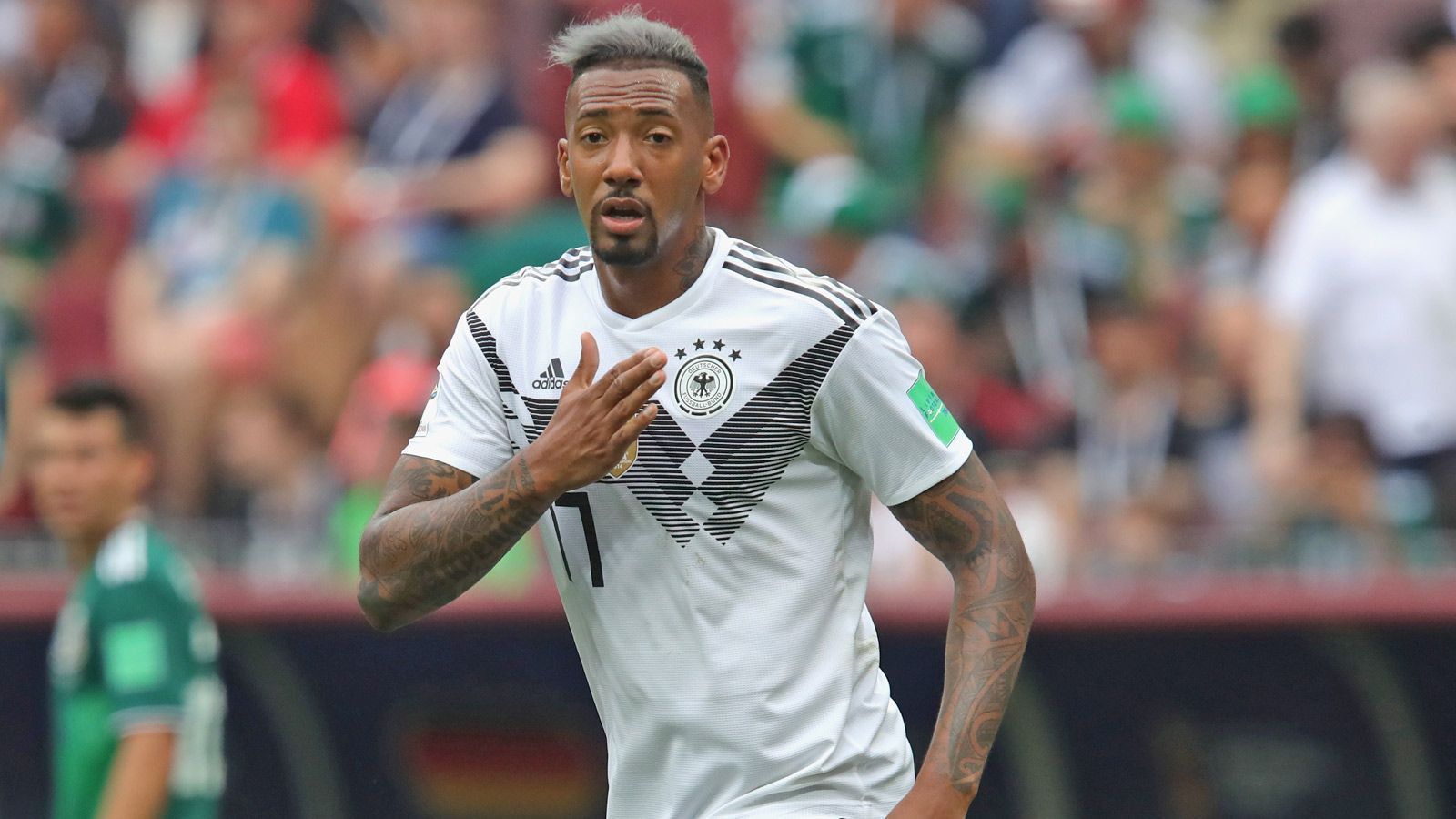 
                <strong>Verteidigung: Jerome Boateng</strong><br>
                Wie bereits angesprochen sollte der Bundestrainer in der Abwehr auf Dreierkette umstellen. Der Bayern-Star ist dabei unverzichtbar – sowohl mit seiner Erfahrung als auch mit seiner Spieleröffnung.
              