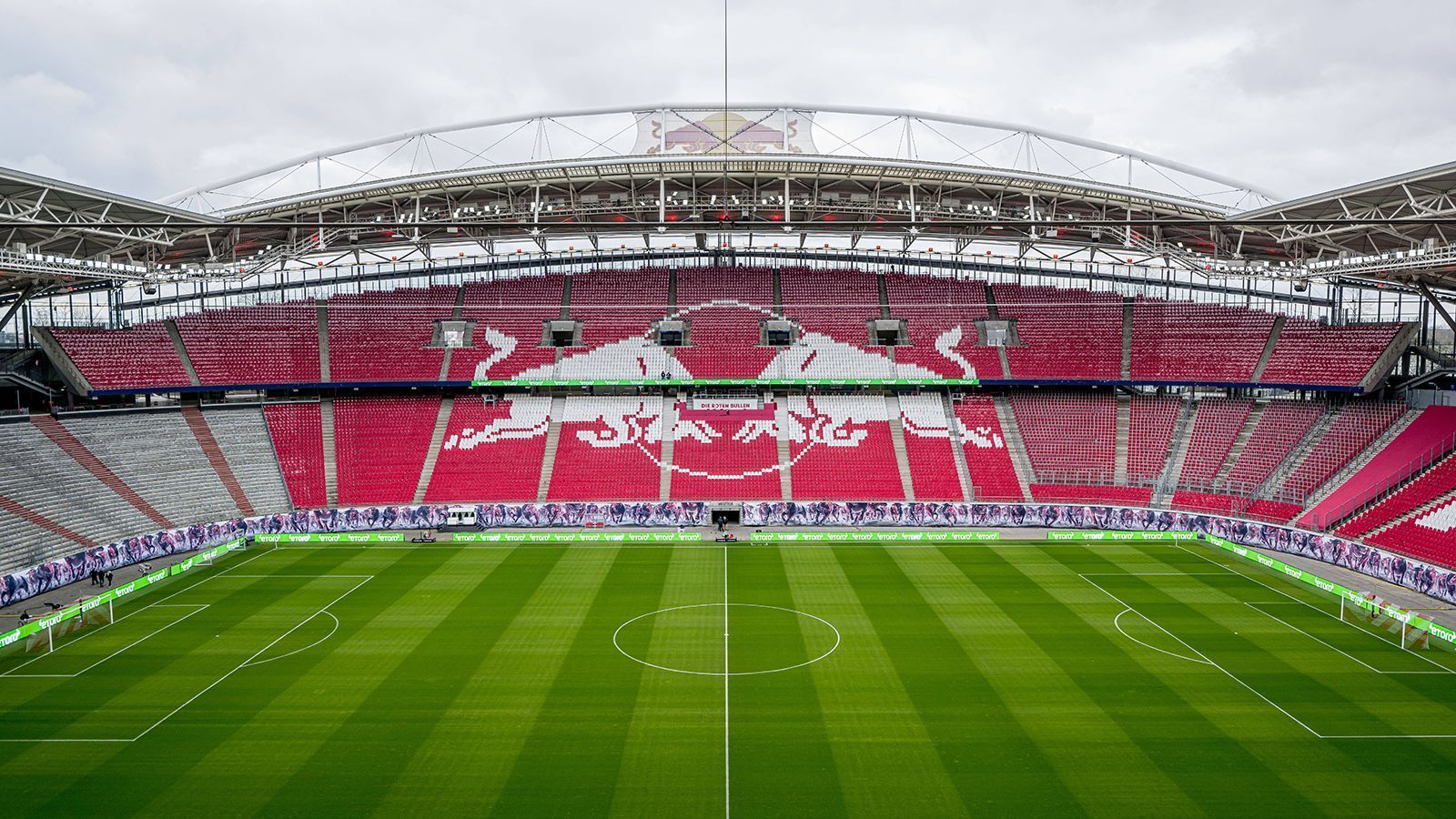 
                <strong>Leipzig Stadium</strong><br>
                Die "Red Bull Arena" wird für die Europameisterschaft 2024 in "Leipzig Stadium" umbenannt.
              