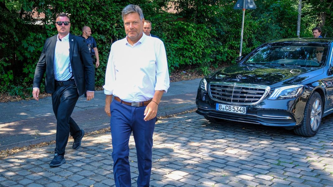 Bundeswirtschaftsminister Robert Habeck (r.) wird als potenzieller Kanzlerkandidat der Grünen gehandelt.