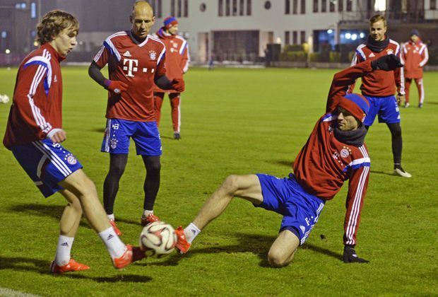 
                <strong>Grätschen bis der Arzt kommt</strong><br>
                Auch Thomas Müller präsentiert seine - wie er selbst sagt - dünnen Beinchen in kurzen Hosen. Genauso wie Gianluca Gaudino, der aus dem Training der ersten Mannschaft der Bayern nicht mehr wegzudenken ist.
              