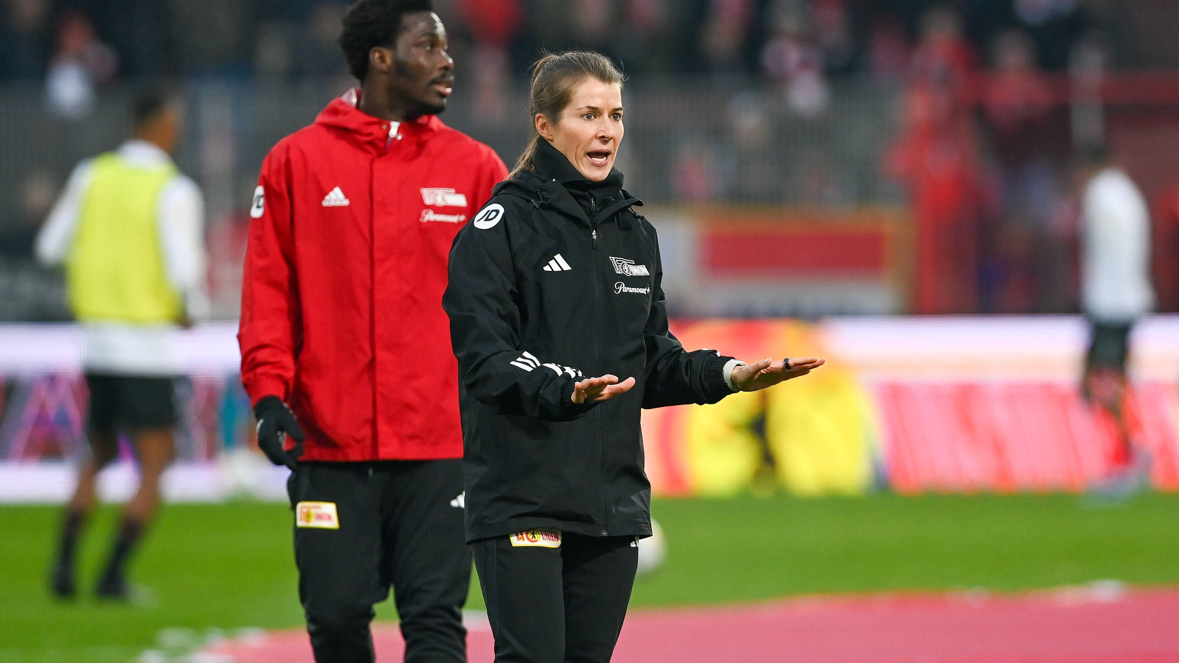 <strong>Marie-Louise Eta schreibt Bundesliga-Geschichte</strong><br>Bevor es nochmal in die Kabine ging, gab es letzte Anweisungen vor der Trainerin.