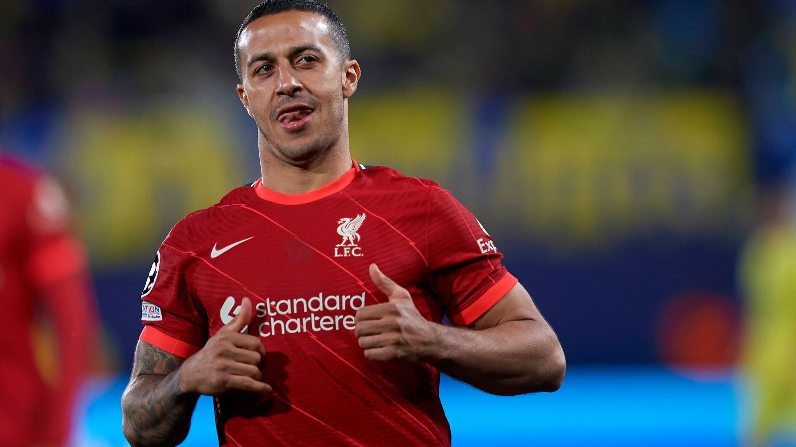 
                <strong>Mittelfeld: Thiago (FC Liverpool)</strong><br>
                Nach einem schweren Start in seine Zeit beim FC Liverpool ist Thiago endlich so richtig bei den "Reds" angekommen. Das spiegelt sich auch in den Leistungen wider. Thiago lenkt und steuert das Mittelfeld des unterlegenen Finalisten wie zu seiner besten Zeit beim FC Bayern. Längst schwingt er den Taktstock in einer der besten europäischen Mannschaften.
              