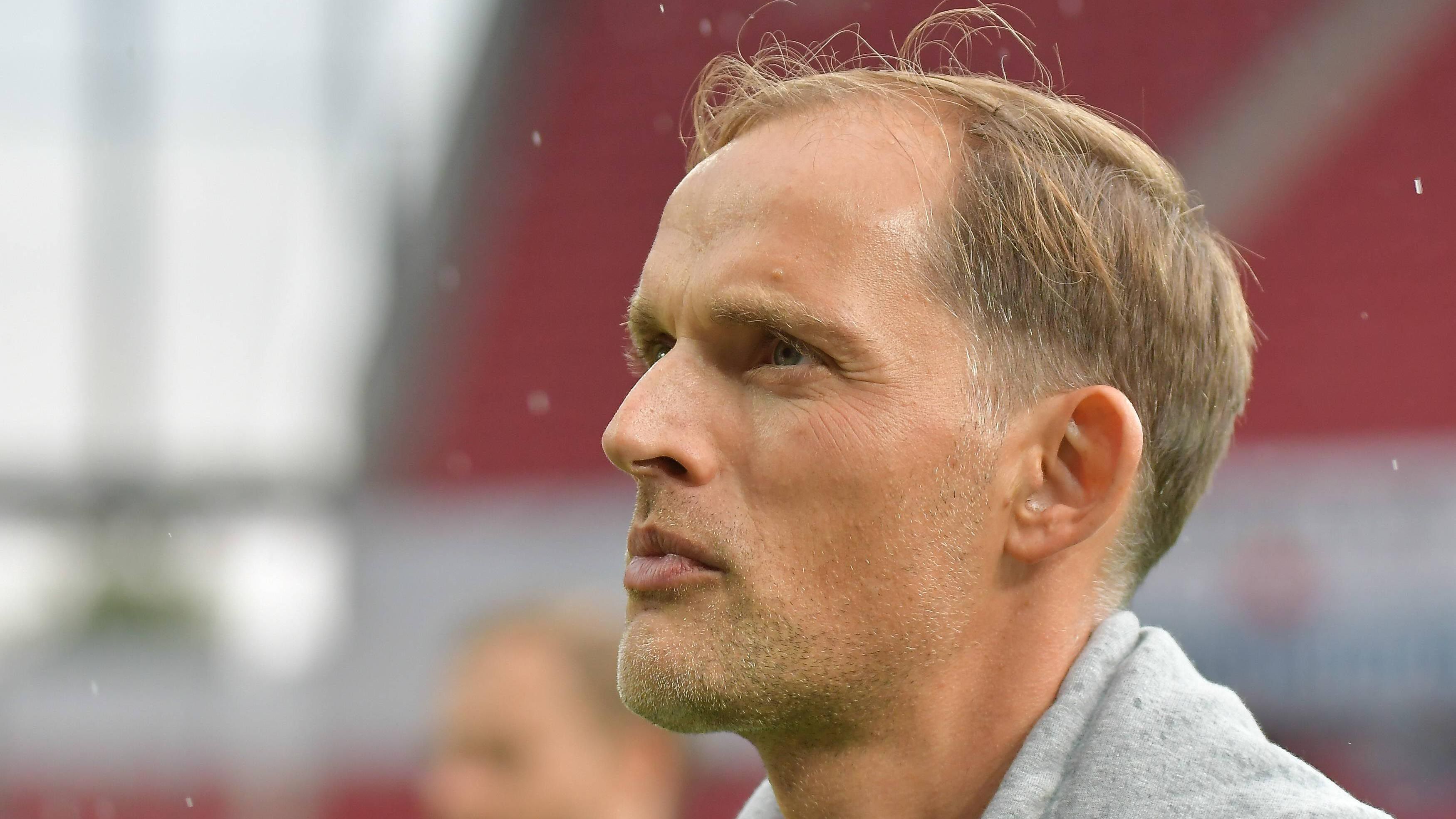 
                <strong>Thomas Tuchel </strong><br>
                Auch Thomas Tuchel darf in dieser Liste nicht fehlen. Zu seiner Zeit als Mainz-Trainer sorgte er in einem Pokalspiel gegen Schalke 2012 für einen riesigen Aufreger: Tuchel stürmte während des Spiels auf das Feld und legte sich mit Schalker Spieler Jermaine Jones an. Anschließend wurde Tuchel auf die Tribüne verbannt. Dabei blieb es aber nicht. Das DFB-Sportgericht verpasste Tuchel im Nachhinein außerdem noch eine Geldstrafe von 6.000 Euro. 
              