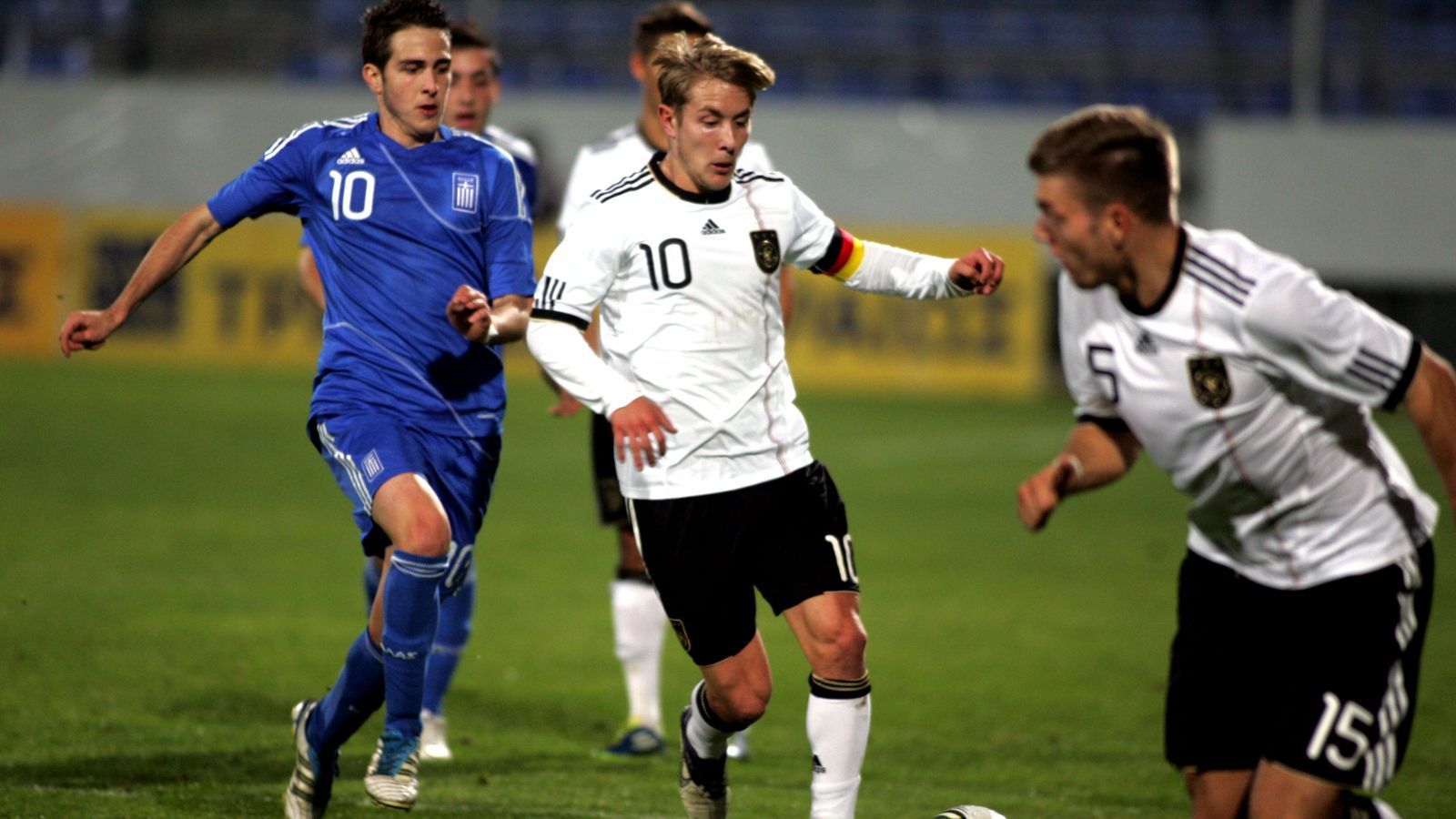 
                <strong>Die deutsche Bilanz gegen die griechische U21</strong><br>
                Zum 11. Mal treffen die U21-Teams von Deutschland und Griechenland aufeinander. Das DFB-Team hat eine negative Bilanz gegen die Griechen (3 Siege, 3 Remis, 4 Niederlagen). Auf deutschem Boden ist das DFB-Team in drei Duellen gegen Griechenland unbesiegt. Auf zwei Remis (beide in Testspielen) folgten zuletzt zwei Erfolge vor heimischer Kulisse (beide in Pflichtspielen).
              