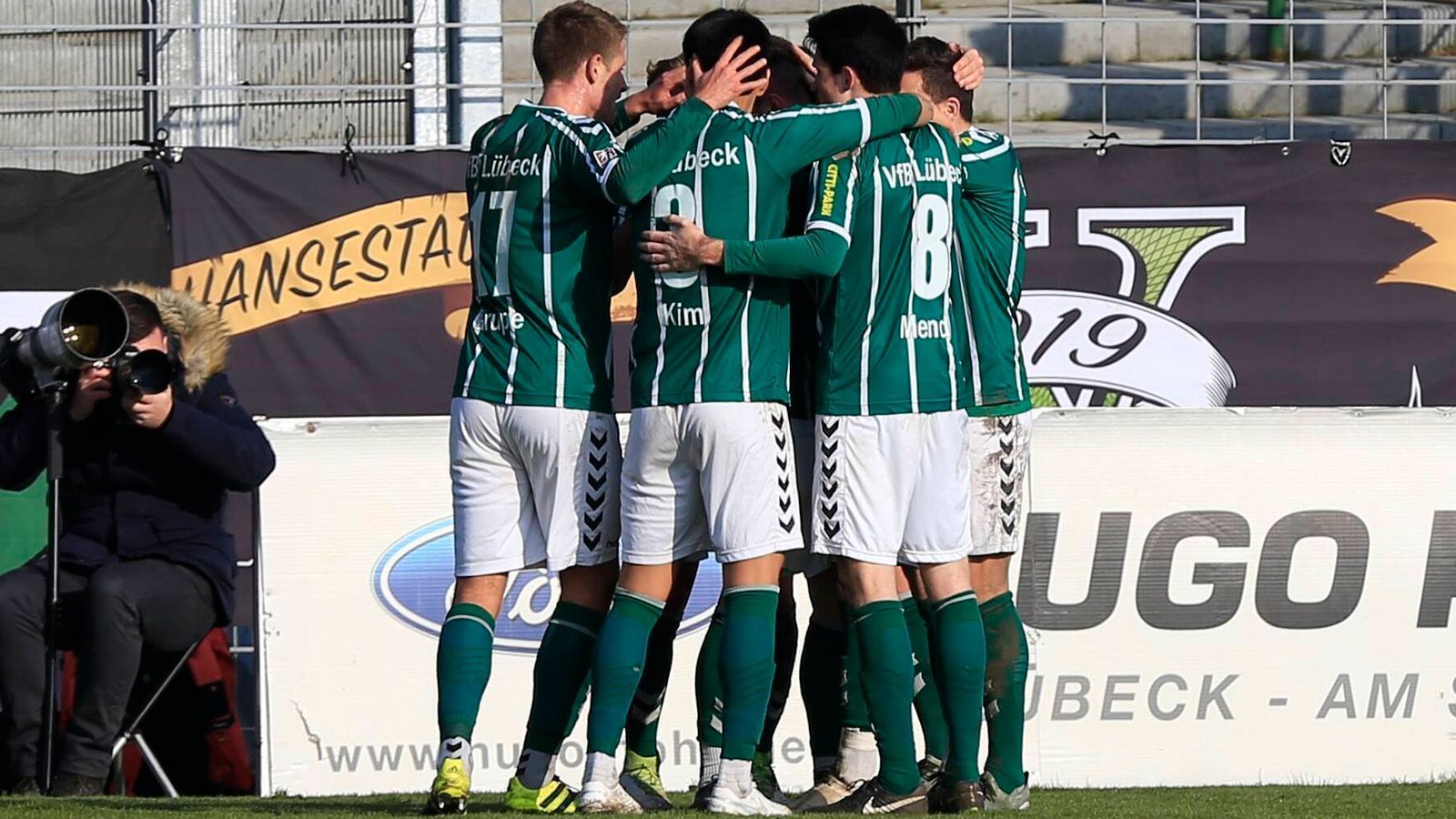 
                <strong>VfB Lübeck (Aufsteiger aus der Regionalliga Nord)</strong><br>
                7., 7., 4., 4., 2., 1. Die Platzierungen des VfB Lübeck in den zurückliegenden Regionalliga-Jahren lassen erkennen, dass der Klub schon lange am Ziel Aufstieg arbeitete und 2020 gelang dieser nun tatsächlich. Nachdem erst Ende Juni der Abbruch der Regionalliga-Saison final beschlossen und die Quotienten-Regelung zur Endabrechnung der Tabelle herangezogen wurde, stand Lübecks Aufstieg endgültig fest. Mit 61 Punkten nach 25 Spielen hatte der VfB fünf Zähler Vorsprung vor der zweiten Mannschaft des VfL Wolfsburg. Damit kehren die Lübecker erstmals seit 2008 wieder in die Drittklassigkeit zurück.
              