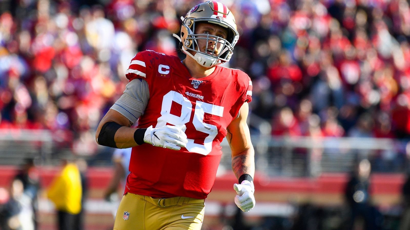 
                <strong>1. George Kittle (San Francisco 49ers)</strong><br>
                Auch auf Position 1 gab es keine Veränderung. George Kittle wurde erneut zum besten Tight End der NFL gewählt. Aufgrund eines Fußbruchs bestritt der 27-Jährige in der vergangenen Saison zwar lediglich acht Spiele, konnte aber dennoch 48 Pässe für 634 Yards und zwei Touchdowns fangen. Seine große Stärke: Er ist schwer zu stoppen und sorgt nach dem Fang verlässlich für weiteren Raumgewinn.
              