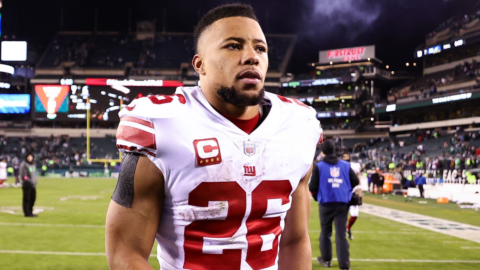 
                <strong>10. New York Giants</strong><br>
                Viel Trubel um Saquon Barkley in der Offseason aufgrund von nervigen Vertragsverhandlungen. Doch jetzt ist klar: Er bleibt. Und mit Matt Breida hat er einen guten, wenn auch verletzungsanfälligen Ersatz. Barkley selbst ist, wenn er fit ist, ein Top 5 Running Back. Das reicht, um unsere Top 10 zu eröffnen.RB1: Barkley, Saquon - RB2: Breida, Matt - RB3: Gray, EricWeitere RBs: Brightwell, Gary - Corbin, Jashaun
              