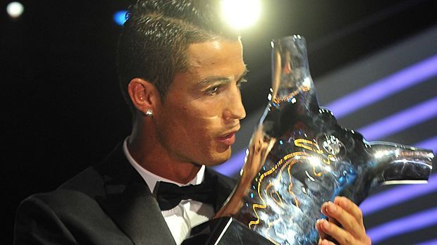 
                <strong>Cristiano Ronaldo</strong><br>
                2014 gewann Cristiano Ronaldo den UEFA Best Player in Europe Award. Die Trophäe war sicherlich auch eine Belohnung für den Champions-League-Triumph mit Real Madrid.
              