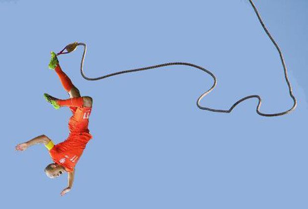 
                <strong>Arjen Robben - Leider theatralisch</strong><br>
                ... oder wie hier beim Bungee-Jumping ... Auch da würde der Holländer eine richtig gute Figur machen.
              