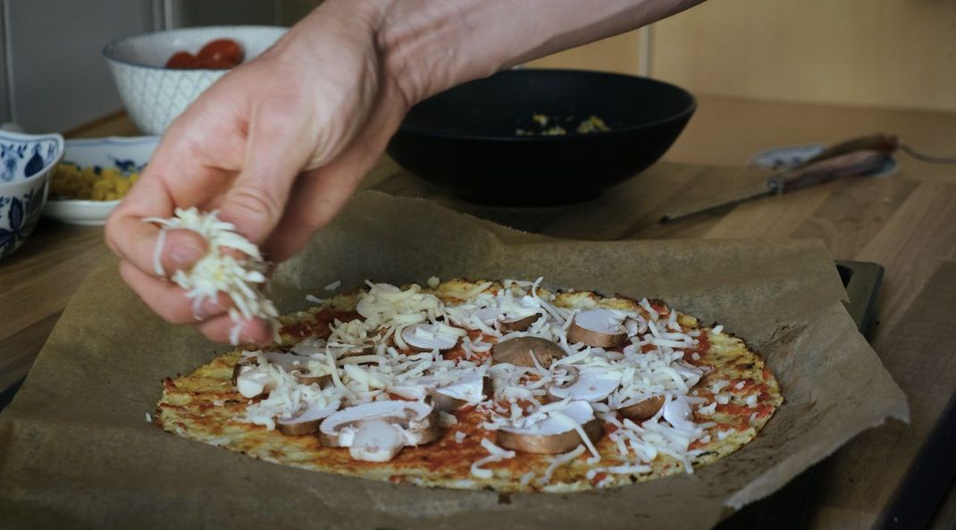 Protein-Pizza aus Maiswaffeln, Blumenkohl oder Thunfisch - wir haben alle 3 Varianten für dich getestet. 