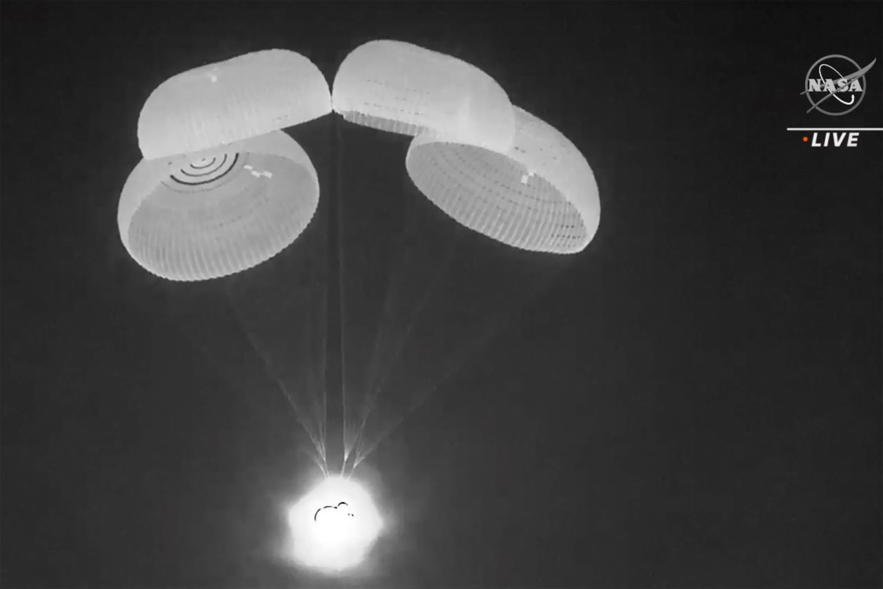 Die Dragon-Kapsel von SpaceX verwendet vier Fallschirme, während sie am frühen Freitag, 6. Mai 2022, im Golf von Mexiko niedergeht.