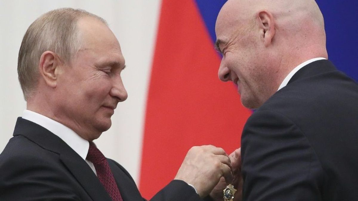 Putin überreichte Infantino den Freundschaftsorden