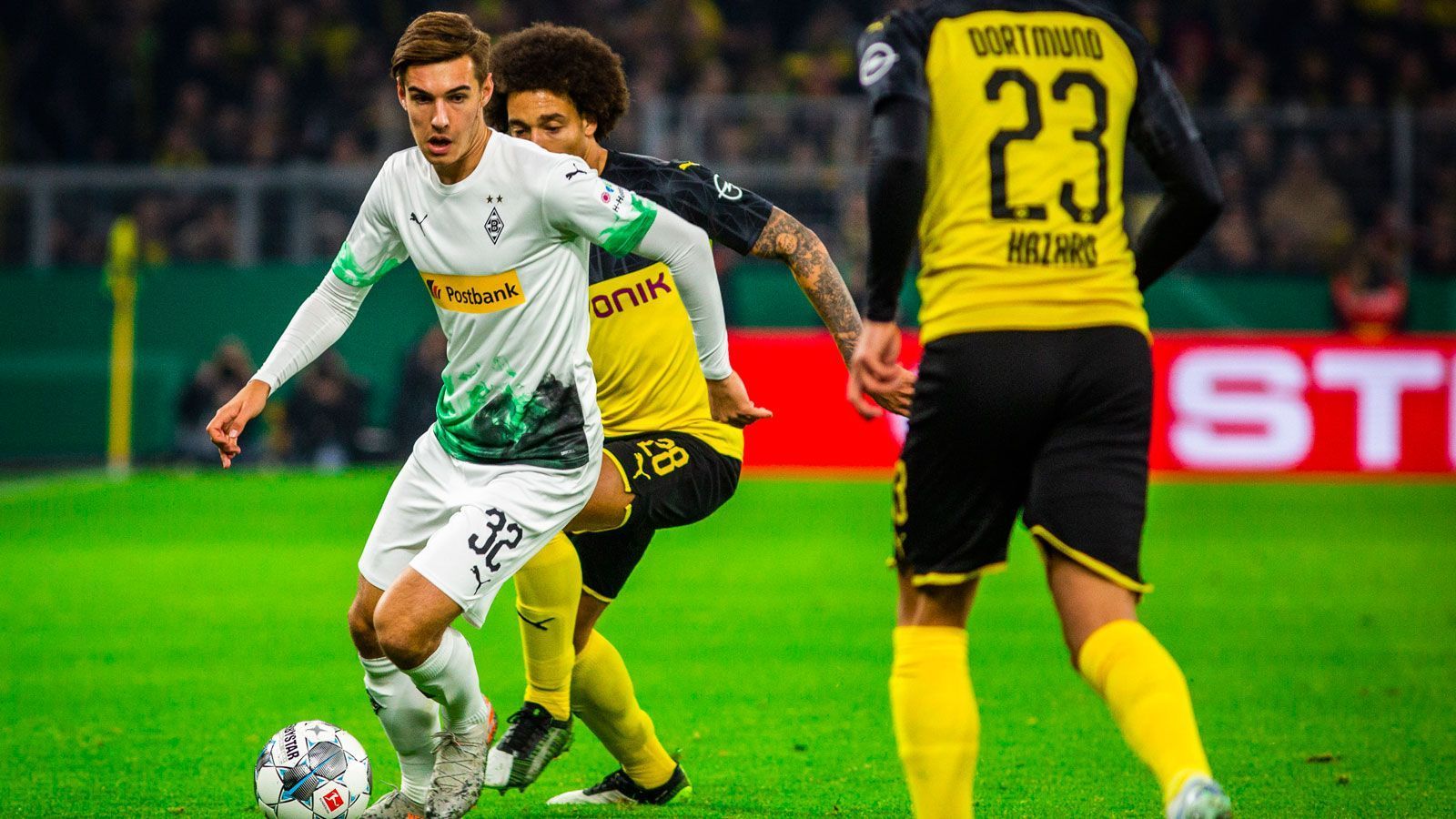 
                <strong>Florian Neuhaus (Borussia Mönchengladbach)</strong><br>
                Neuhaus hat in der 30. Minute die große Chance auf das 1:0, als er BVB-Torwart Hitz den Ball abnimmt, diesen dann allerdings nicht im Tor unterbekommt. Der Mittelfeldspieler ist sehr aktiv und hat eine gute Spielübersicht, verfügt über ein gutes Passspiel, bringt aber zu wenig Kreativität ein. ran-Note: 3
              