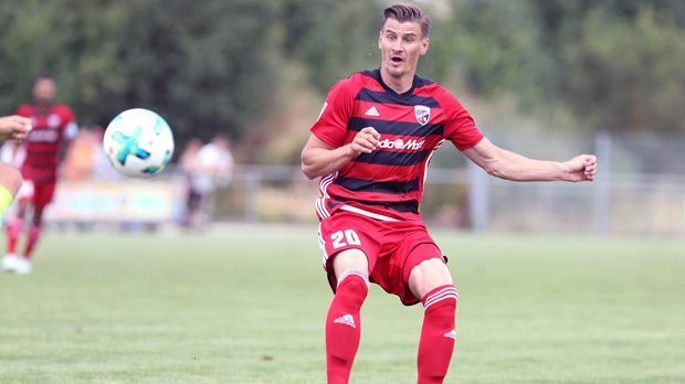 
                <strong>Angriff - Stefan Kutschke (FC Ingolstadt)</strong><br>
                Mit 16 Saisontoren war Stefan Kutschke in der zurückliegenden Spielzeit drittbester Torjäger der 2. Bundesliga und schoss Aufsteiger Dynamo Dresden - zusammen mit bereits erwähntem Gogia - zum souveränen Klassenerhalt. Weil sich der Aufsteiger aber nicht mit Kutschkes Stammklub Nürnberg auf einen Kauf einigen konnte, wechselte der 1,94-Meter-Hüne im Sommer stattdessen zu Bundesliga-Absteiger Ingolstadt, wo der 28-Jährige für vier Jahre unterschrieb. 1,5 Millionen Euro soll den "Schanzern" die Unterschrift Kutschkes Wert gewesen sein - gut angelegtes Geld, falls der Stürmer seine Torgefährlichkeit auch im FCI-Trikot so regelmäßig unter Beweis stellt, wie zuletzt in jenem von Dynamo Dresden.
              