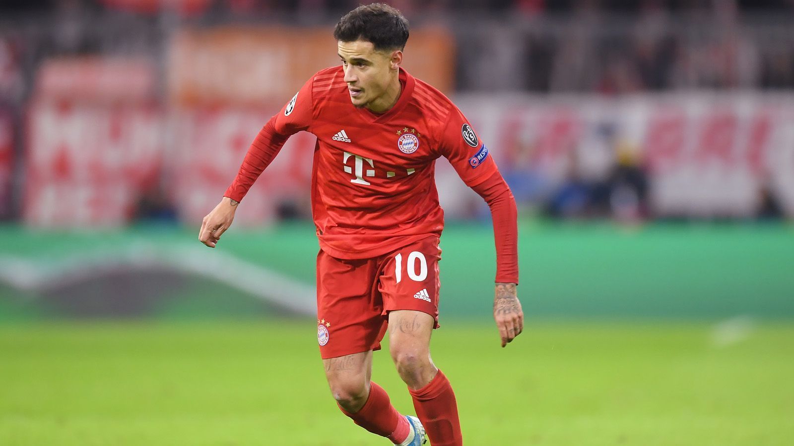 
                <strong>Philippe Coutinho</strong><br>
                Mit diesem Deal hatte der Sportvorstand nur anteilsmäßig zu tun. Der damalige Klub-Boss Karl-Heinz Rummenigge hatte die Personalie Coutinho zur Chefsache erklärt. Der große Coup wurde das Leihgeschäft am Ende nicht. Zwar half der Brasilianer beim Gewinn des Triples und ließ vereinzelt sein herausragendes Talent aufblitzen. Doch auch in München gelang es ihm nicht, seine ins Stottern geratene Karriere wieder anzukurbeln. Zurecht entschied sich Brazzo nach einer Saison dagegen, die Kaufoption über 120 Millionen Euro zu ziehen. Immerhin: Coutinhos Gastspiel in München kostete die Bayern nur eine Leihgebühr von 8,5 Millionen Euro. Brazzo-Note: 3
              