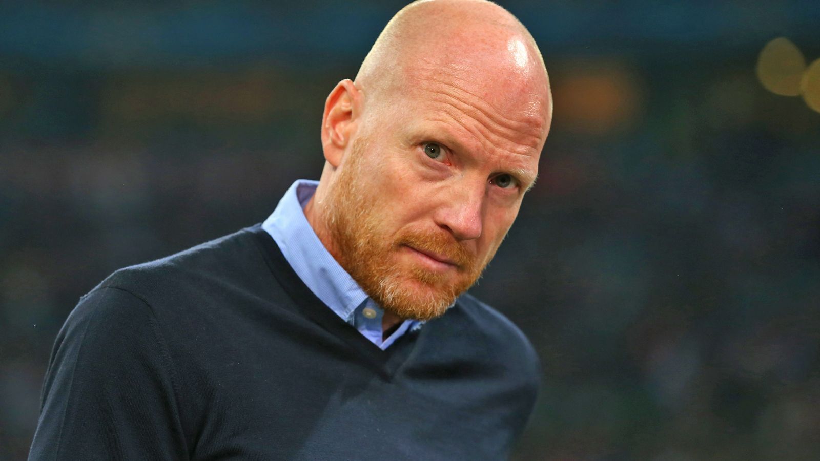 
                <strong>Matthias Sammer</strong><br>
                Der Name Matthias Sammer fällt immer wieder. Der ehemalige DFB-Sportdirektor war von 2006 bis 2012 entscheidend an der Modernisierung des Verbandes beteiligt, ist ein absoluter Fachmann und kennt sich beim DFB aus. Er kennt aus seiner Zeit beim FC Bayern die Säulen der Mannschaft. Wichtig: Sammer ist Perfektionist, würde jeden Stein für den Erfolg umdrehen. Doch der 50-Jährige geriet in seiner DFB-Zeit immer wieder mit Manager Oliver Bierhoff in einen Kompetenzstreit. Schwierig, sich eine gemeinsame Zukunft vorzustellen.
              