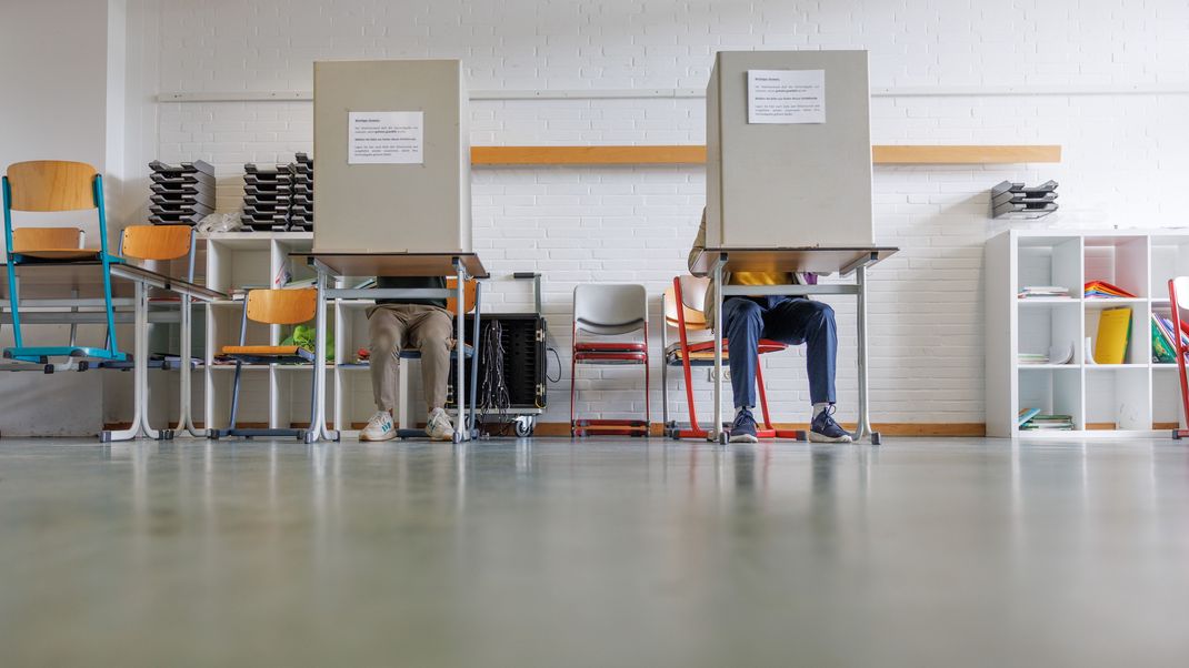 14.09.2025, Nordrhein-Westfalen, Bielefeld: Blick auf Wahlkabinen in einem Wahlraum in der Realschule Brackwede bei den Kommunalwahlen in Nordrhein-Westfalen. 