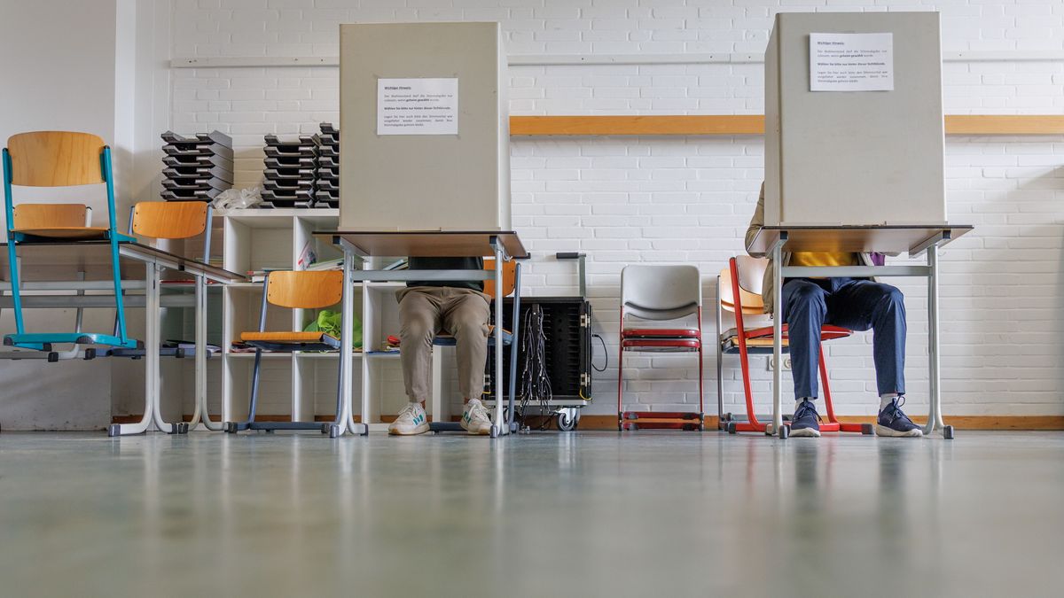 14.09.2025, Nordrhein-Westfalen, Bielefeld: Blick auf Wahlkabinen in einem Wahlraum in der Realschule Brackwede bei den Kommunalwahlen in Nordrhein-Westfalen. 