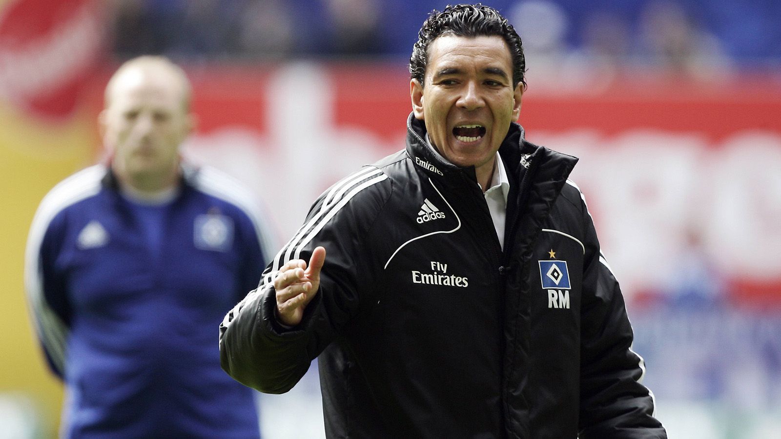 
                <strong>Ricardo Moniz ( Hamburger SV) </strong><br>
                Ricardo Moniz betreute den Hamburger SV im April 2010 in drei Pflichtspielen bis Saisonende, nachdem sich die Hanseaten erstmals von Bruno Labbadia getrennt hatten. In den beiden Bundesligaspielen blieb Moniz ungeschlagen, holte vier Punkte insgesamt, durch ein 4:0 gegen Nürnberg und ein 1:1 gegen Werder Bremen.
              